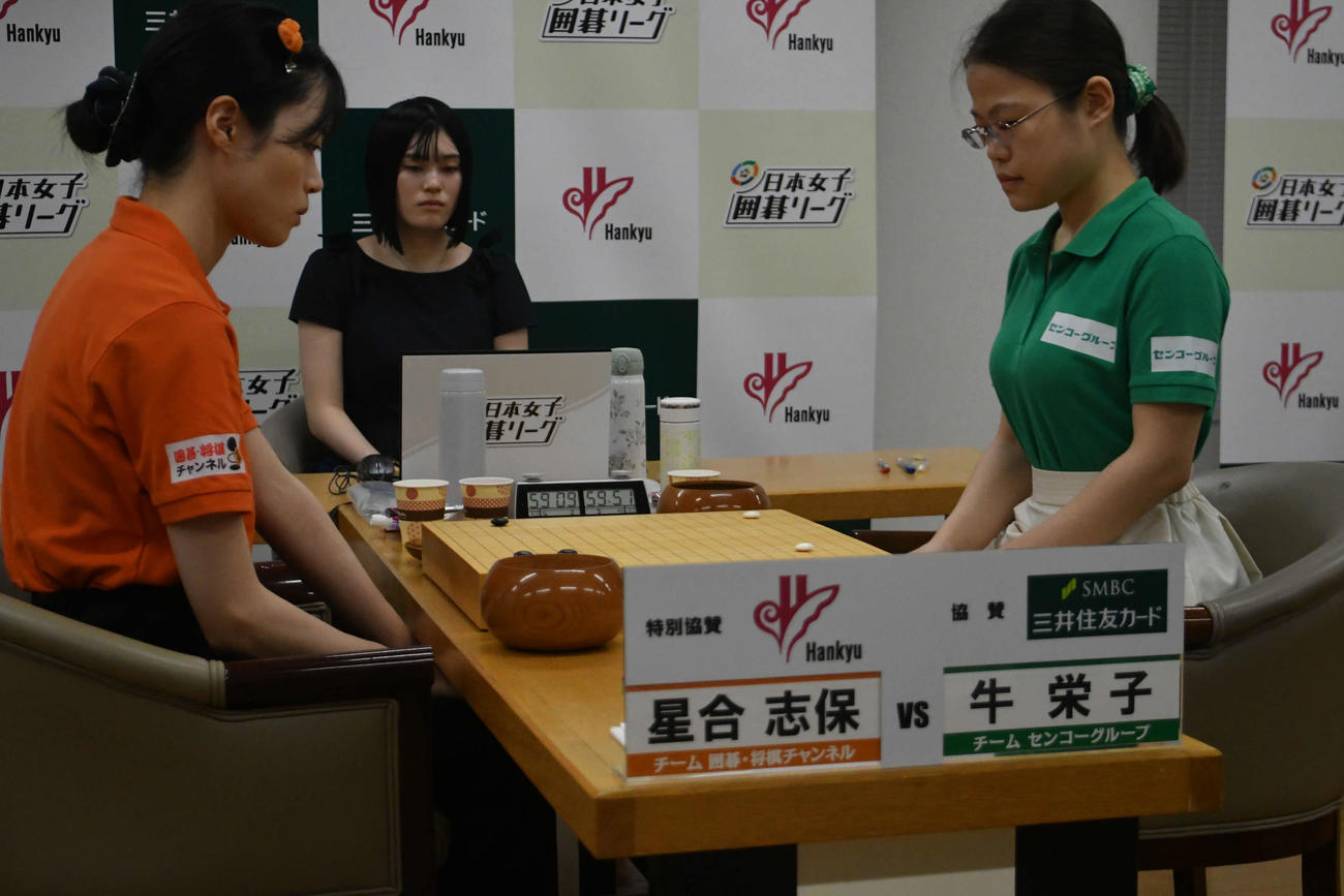 副将戦は星合志保四段（左）対牛栄子四段（右）