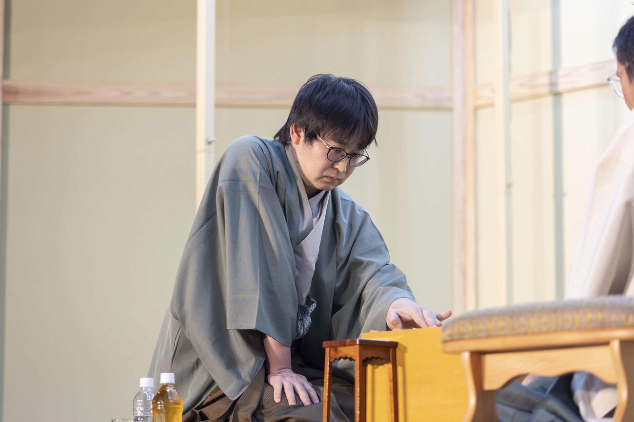 丸山忠久九段を倒して2回戦進出を決めた山崎隆之八段