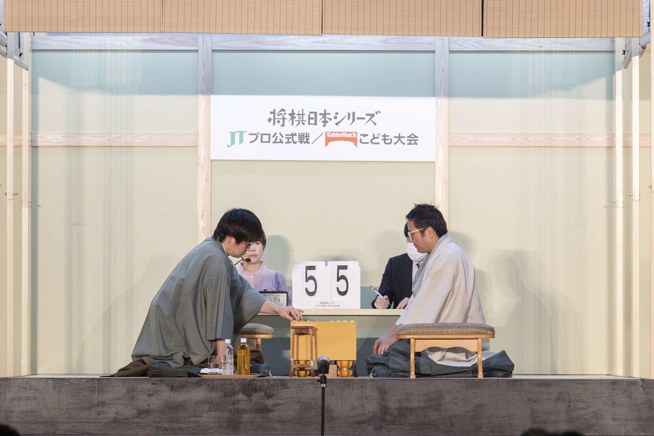 JT杯1回戦第2局の仙台対局は山崎隆之八段（左）が乱戦をうまくまとめて丸山忠久九段（右）を下す