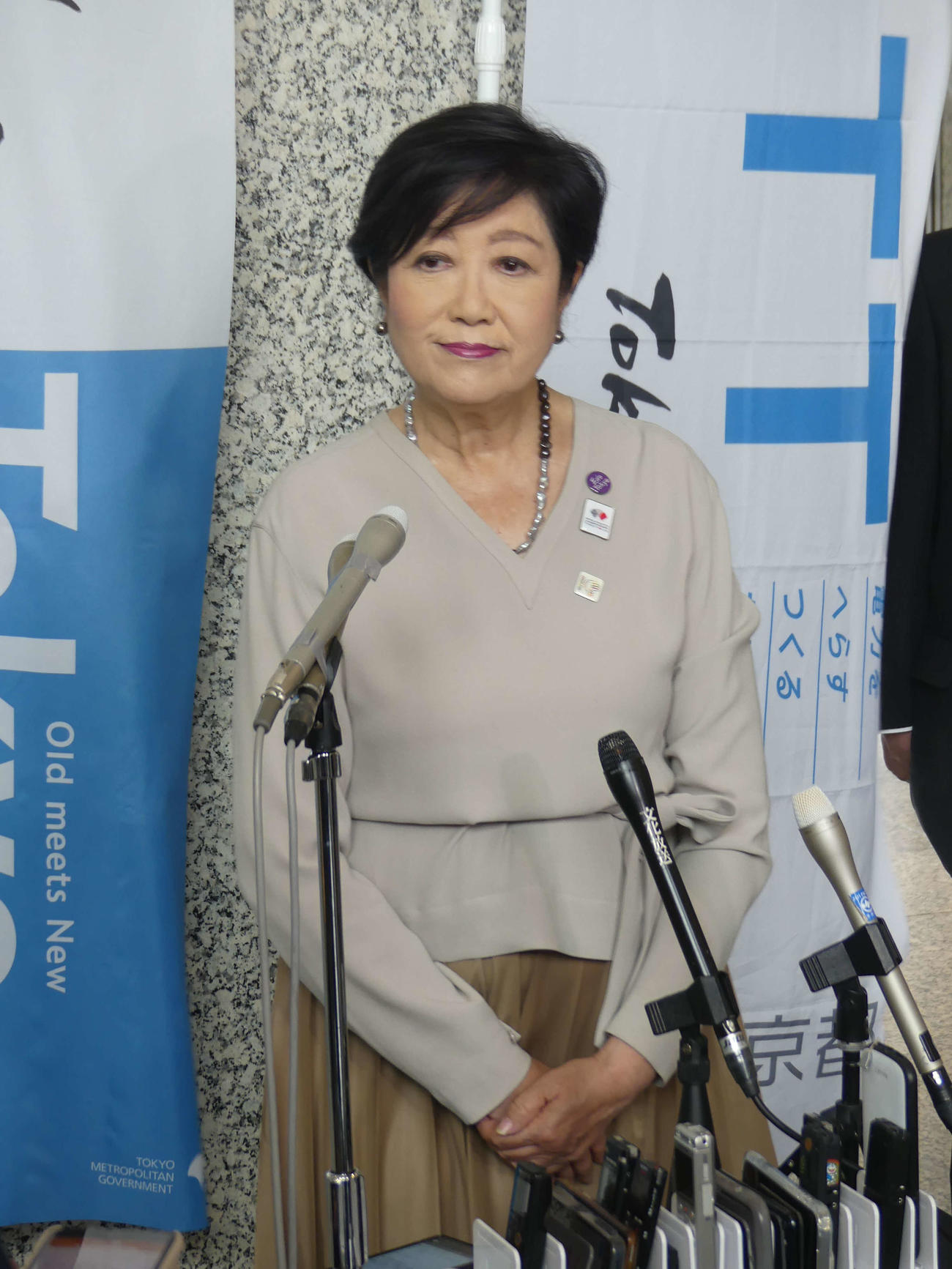 23日、東京都議選から一夜明け、取材に応じる東京都の小池百合子知事（撮影・中山知子）