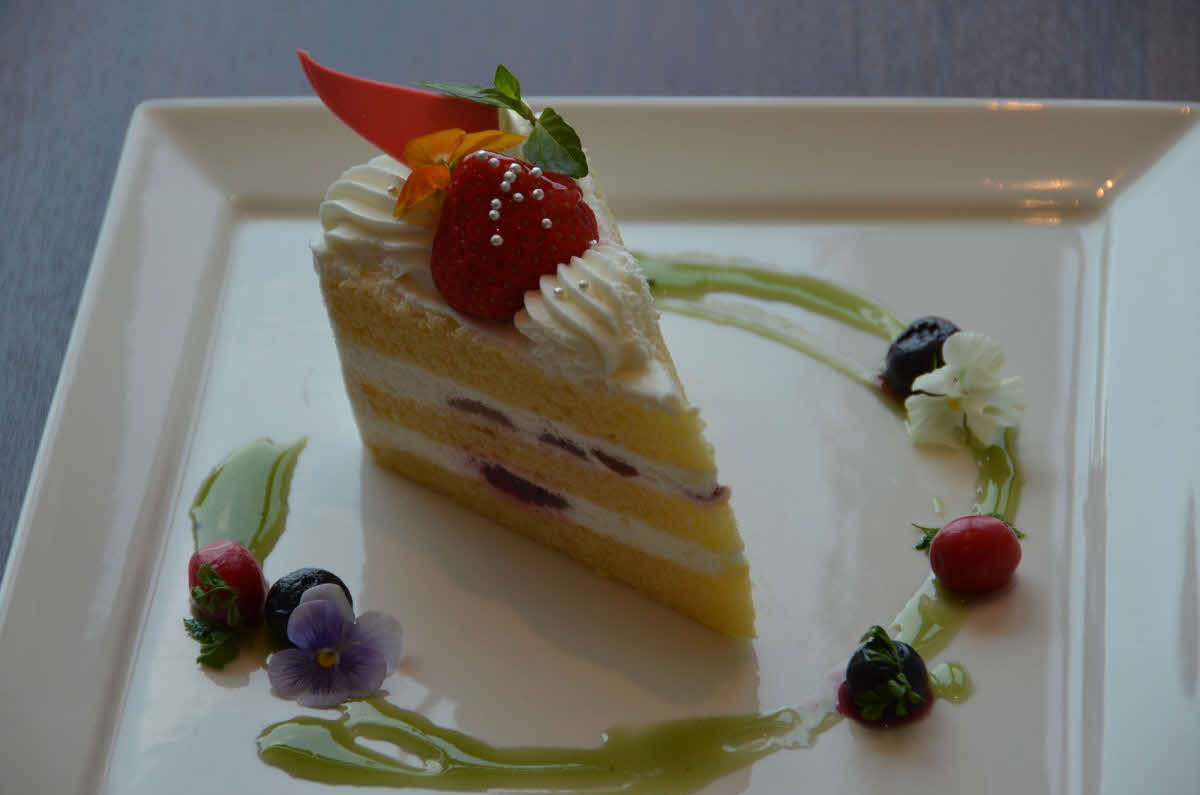 杉本和陽六段が午前のおやつに頼んだ「いちごのショートケーキ」（日本将棋連盟提供）