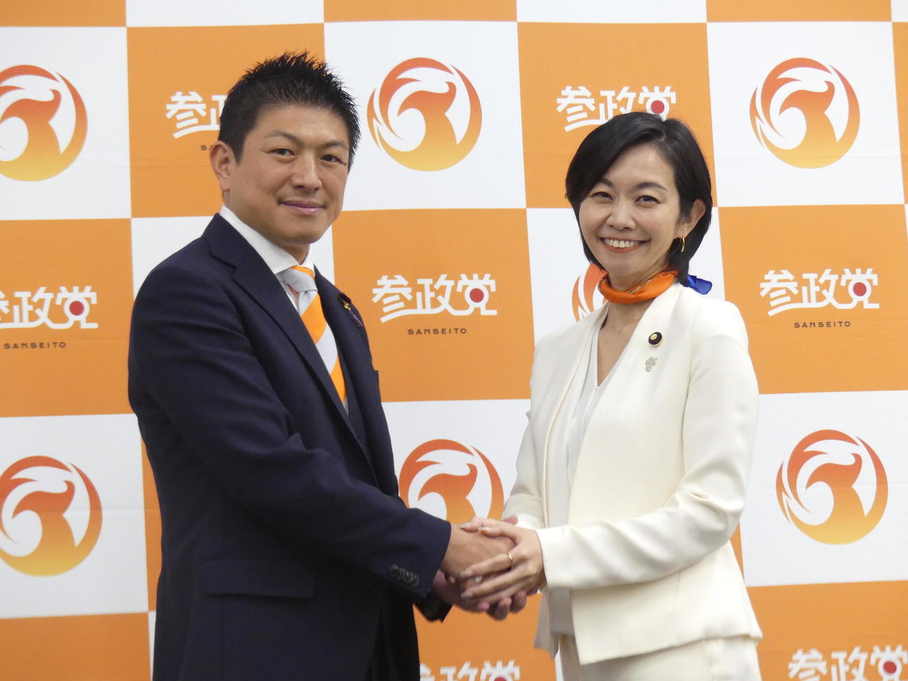 参院選に参政党から立候補することになり、神谷宗幣代表（左）と握手をかわす梅村みずほ参院議員（撮影・中山知子）