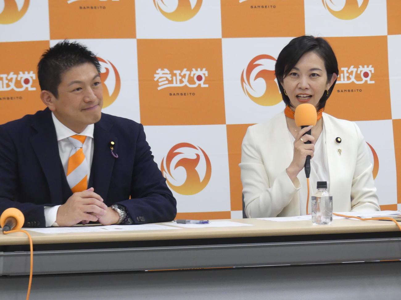 参院選に参政党から立候補することを表明する梅村みずほ参院議員。左は神谷宗幣代表（撮影・中山知子）