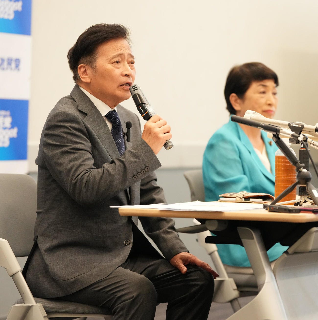 参院選比例代表での出馬を表明し記者会見に臨むラサール石井氏。右は社民党の福島瑞穂党首（撮影・小沢裕）