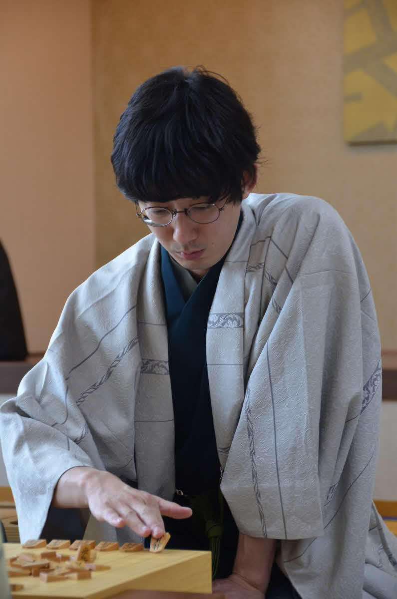 初登場のタイトル戦で一矢報いたい杉本和陽六段（日本将棋連盟提供）