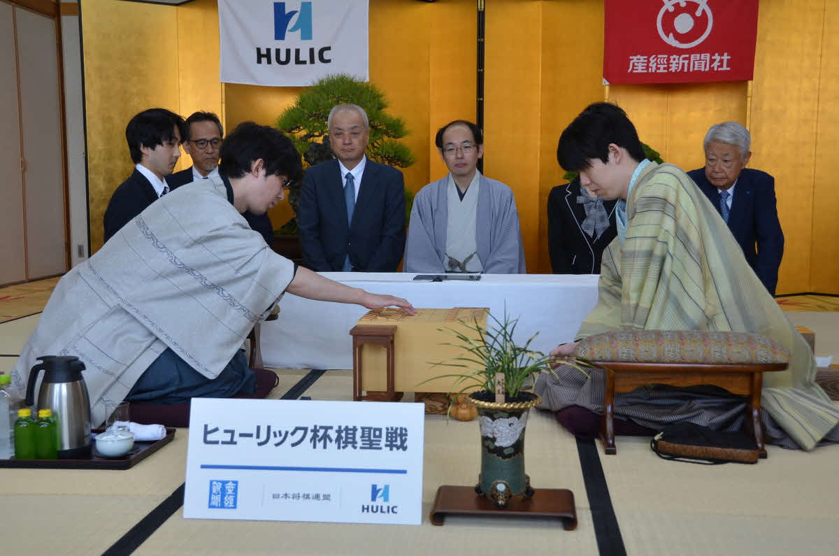棋聖戦第3局は先手の杉本和陽六段（左）が中飛車を採用してスタート。右は藤井聡太棋聖（日本将棋連盟提供）