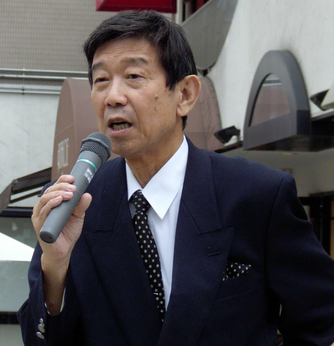 04年、東京・代官山で「つじ説法」を行う青島幸男氏