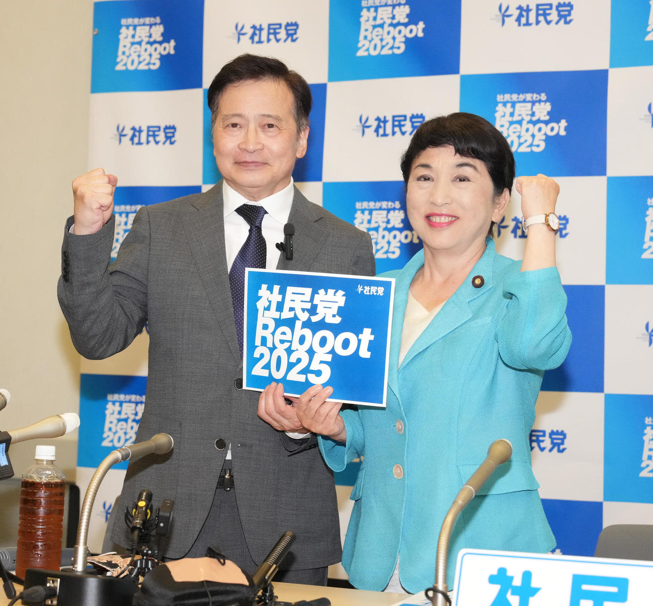 参院選比例代表での出馬を表明し記者会見に臨むラサール石井氏。右は社民党の福島瑞穂党首（撮影・小沢裕）