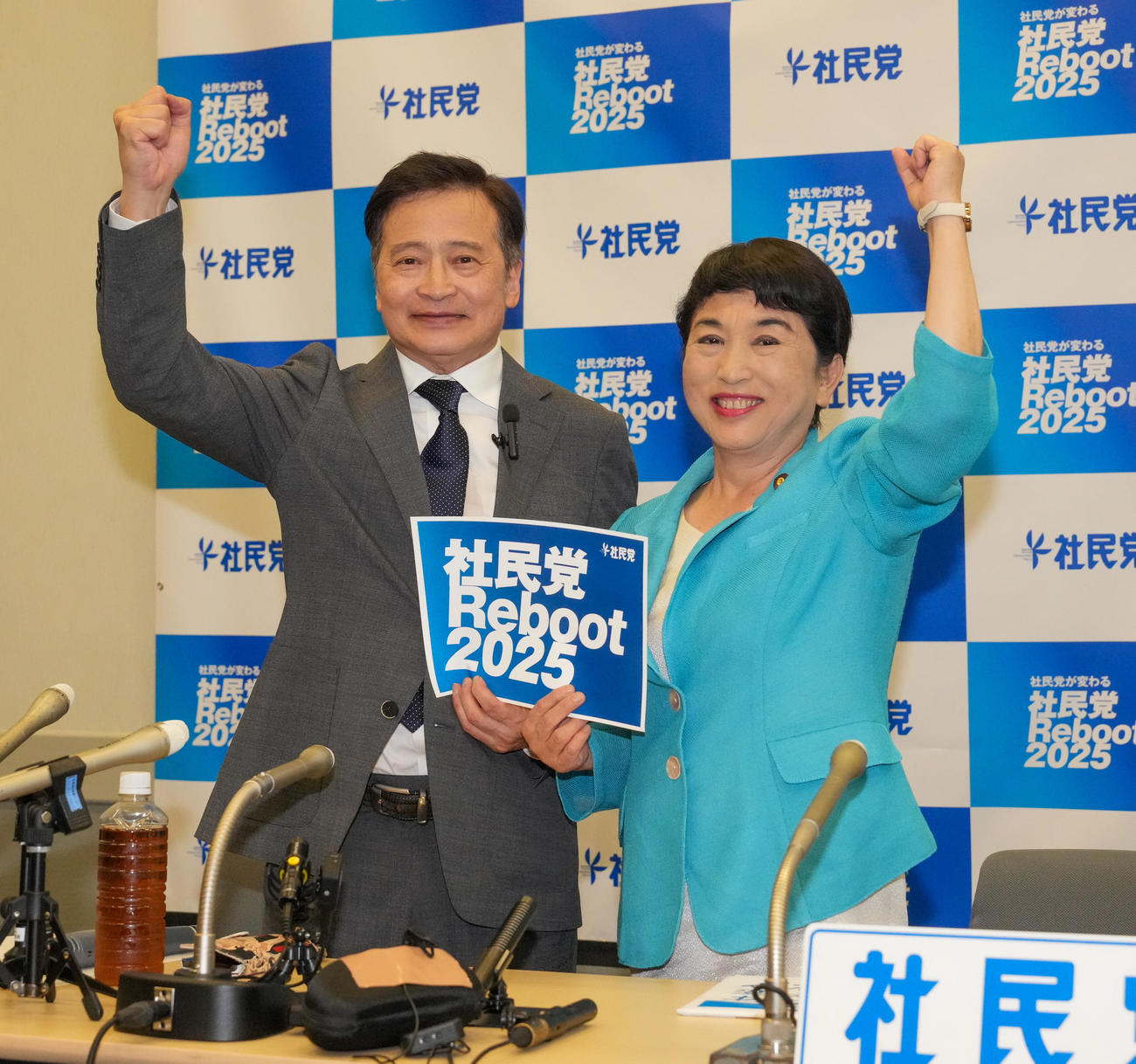 参院選比例代表での出馬を表明し記者会見に臨むラサール石井氏。右は社民党の福島瑞穂党首（撮影・小沢裕）