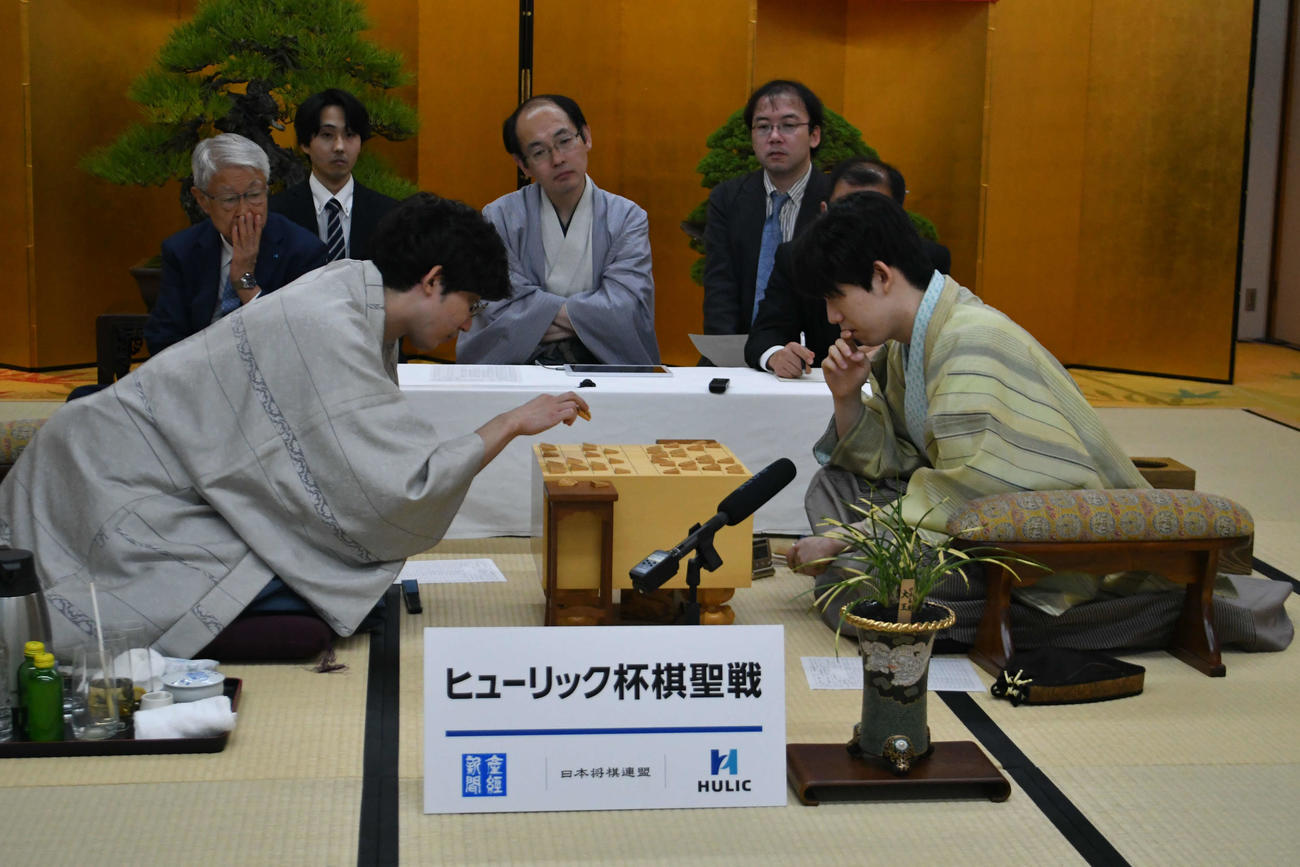 杉本和陽六段（左）に3連勝して6連覇を達成した藤井聡太棋聖（右）