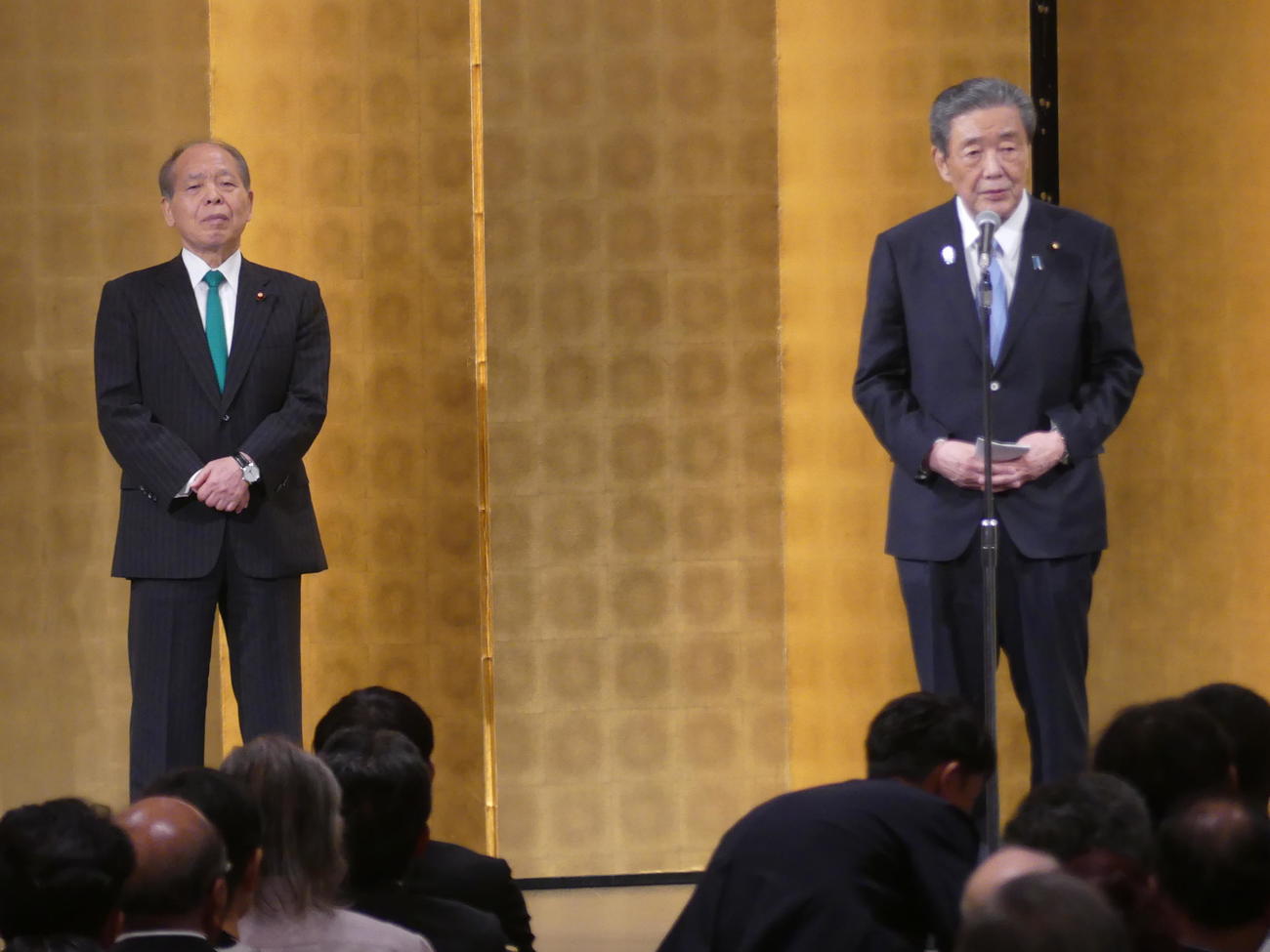 鈴木宗男氏（左）の会合であいさつする自民党の森山裕幹事長（撮影・中山知子）