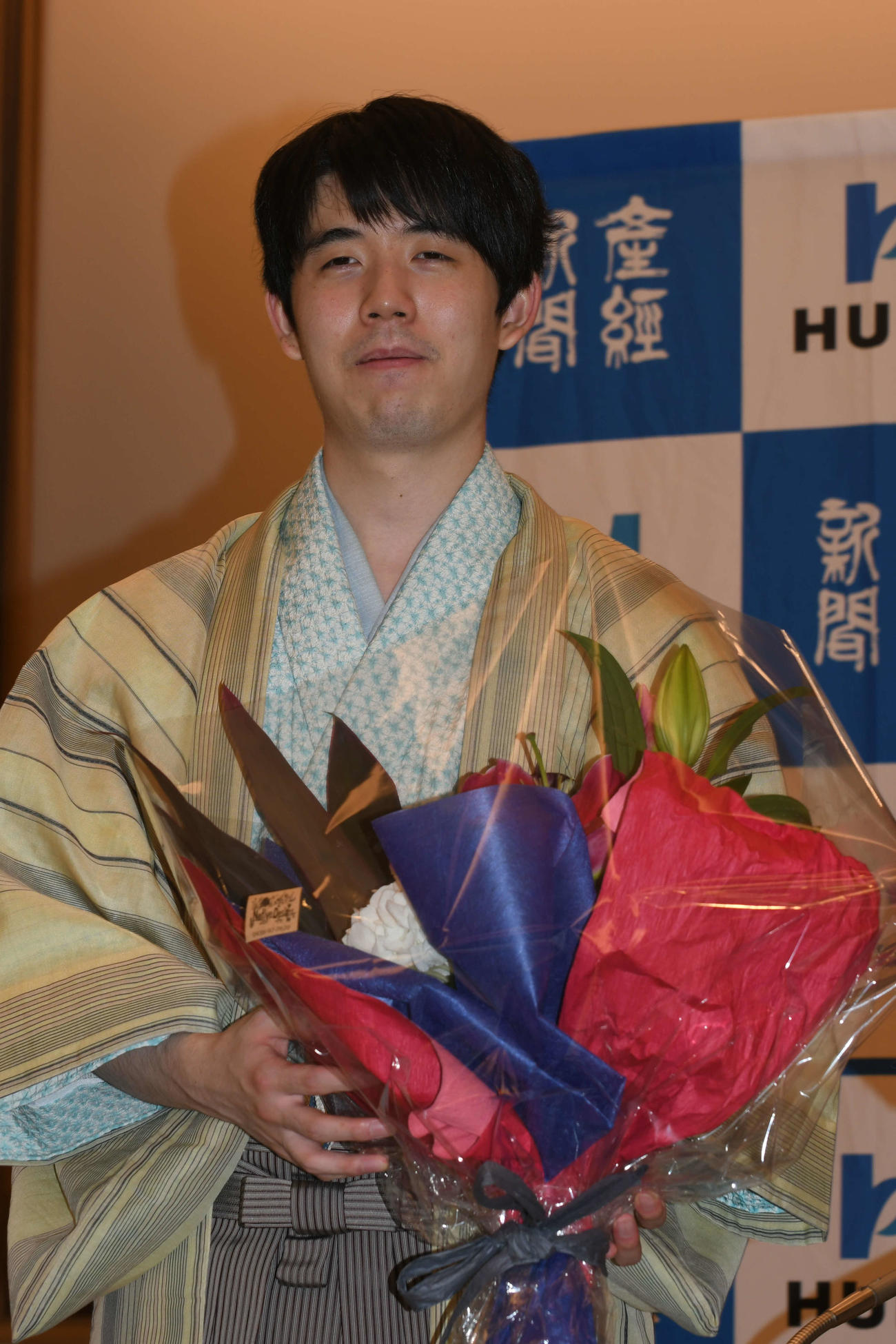 6連覇を達成してお祝いの花束を手にする藤井聡太棋聖