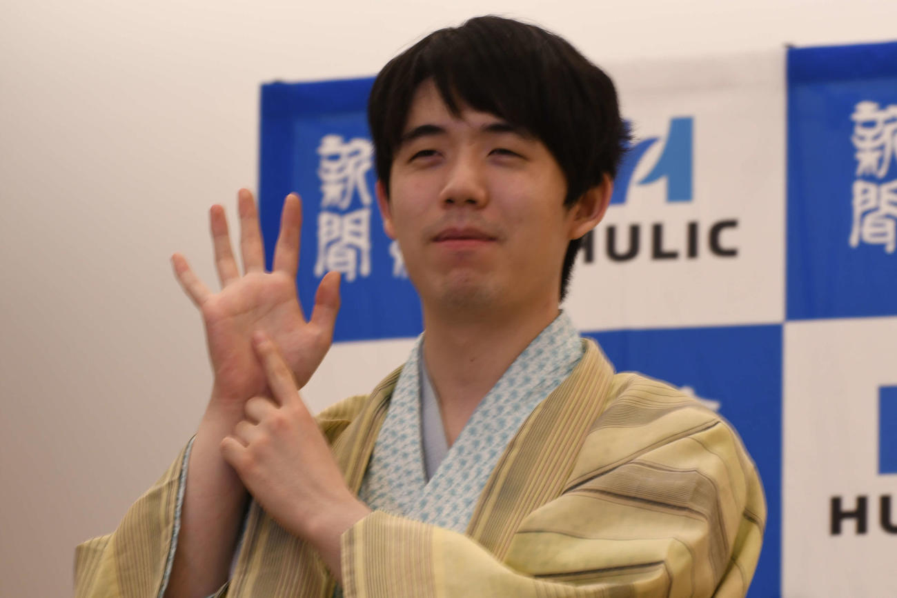 6連覇を達成して両手で数字の「6」を作る藤井聡太棋聖