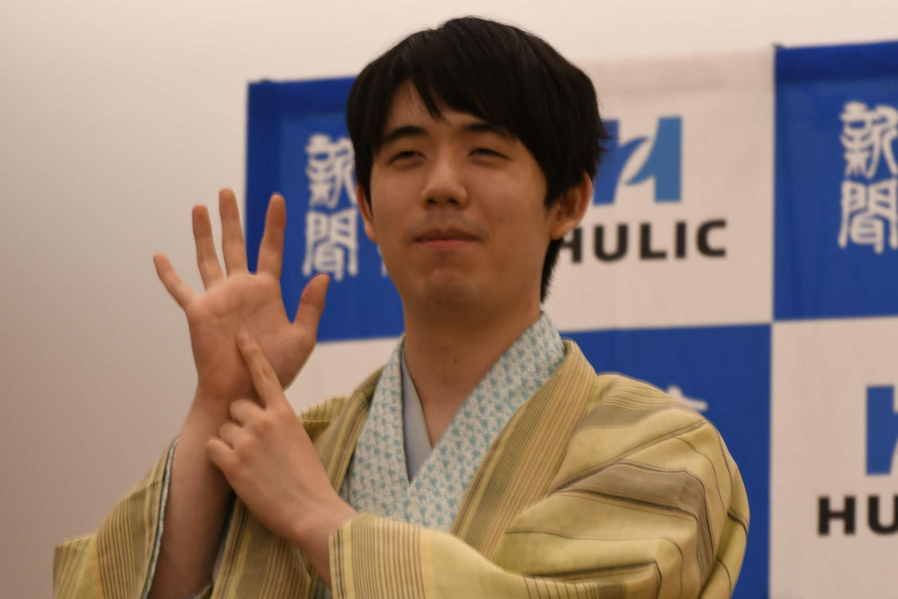 6連覇を達成して両手で数字の「6」を作る藤井聡太棋聖