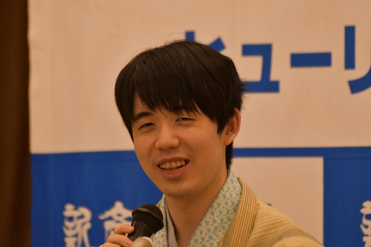 6連覇を達成して記者会見に応じた藤井聡太棋聖
