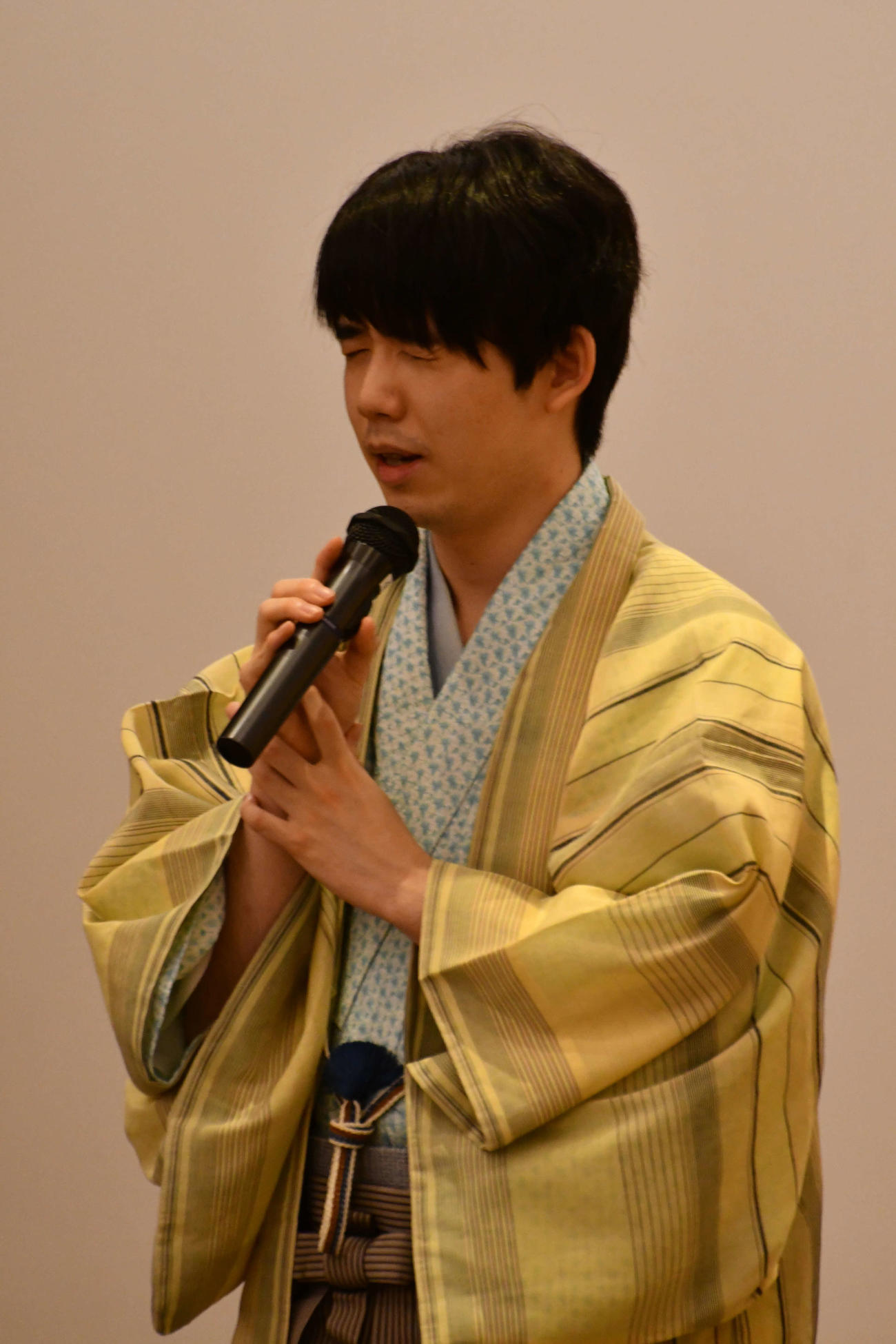 終局後に大盤解説会場であいさつする藤井聡太棋聖