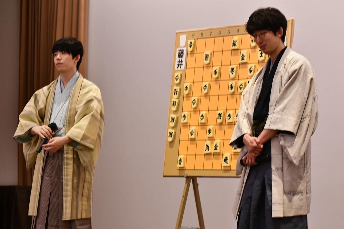 終局後に大盤解説会場へ姿を見せた藤井聡太棋聖（左）と杉本和陽六段（右）