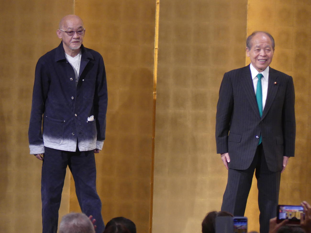 鈴木宗男氏（右）の「叱咤激励する会」に出席する松山千春（撮影・中山知子）