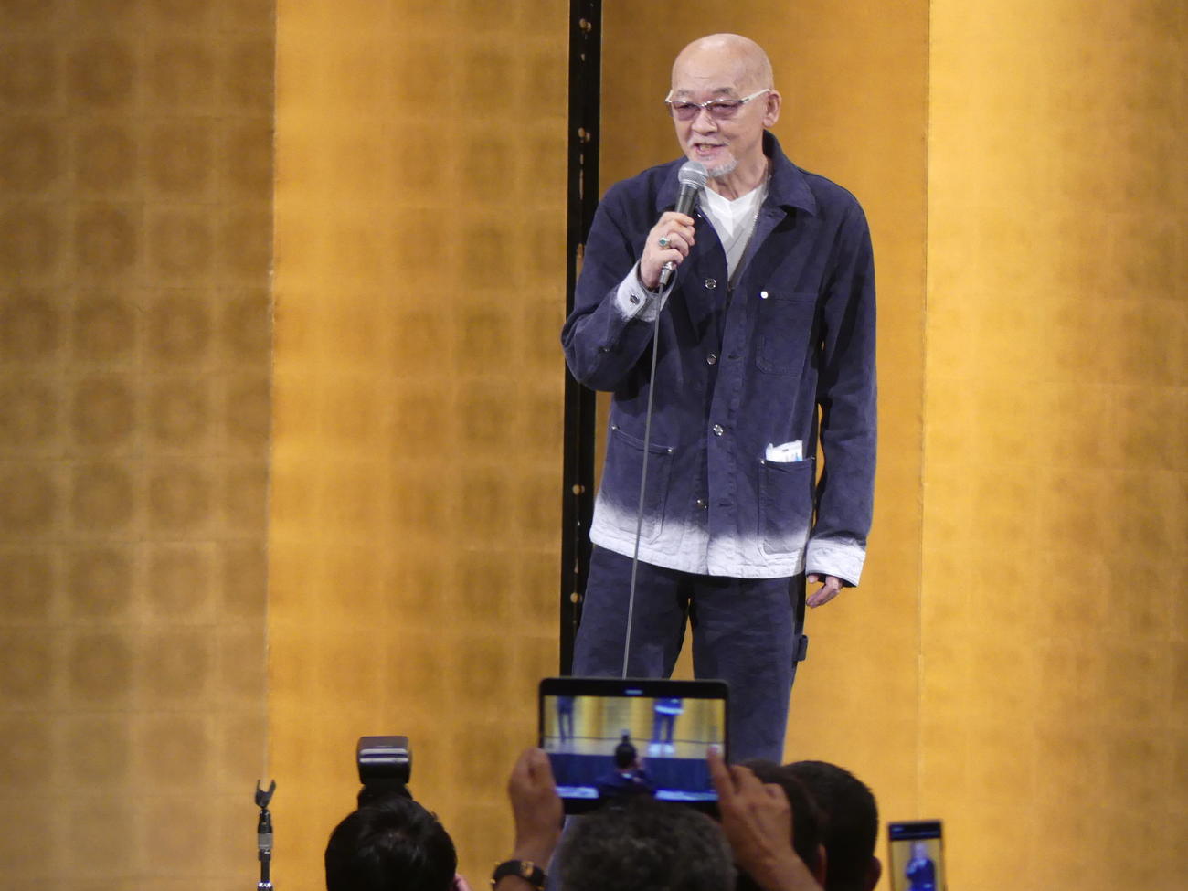 盟友関係にある鈴木宗男氏の会合に出席し、参院選での支援を訴える松山千春（撮影・中山知子）