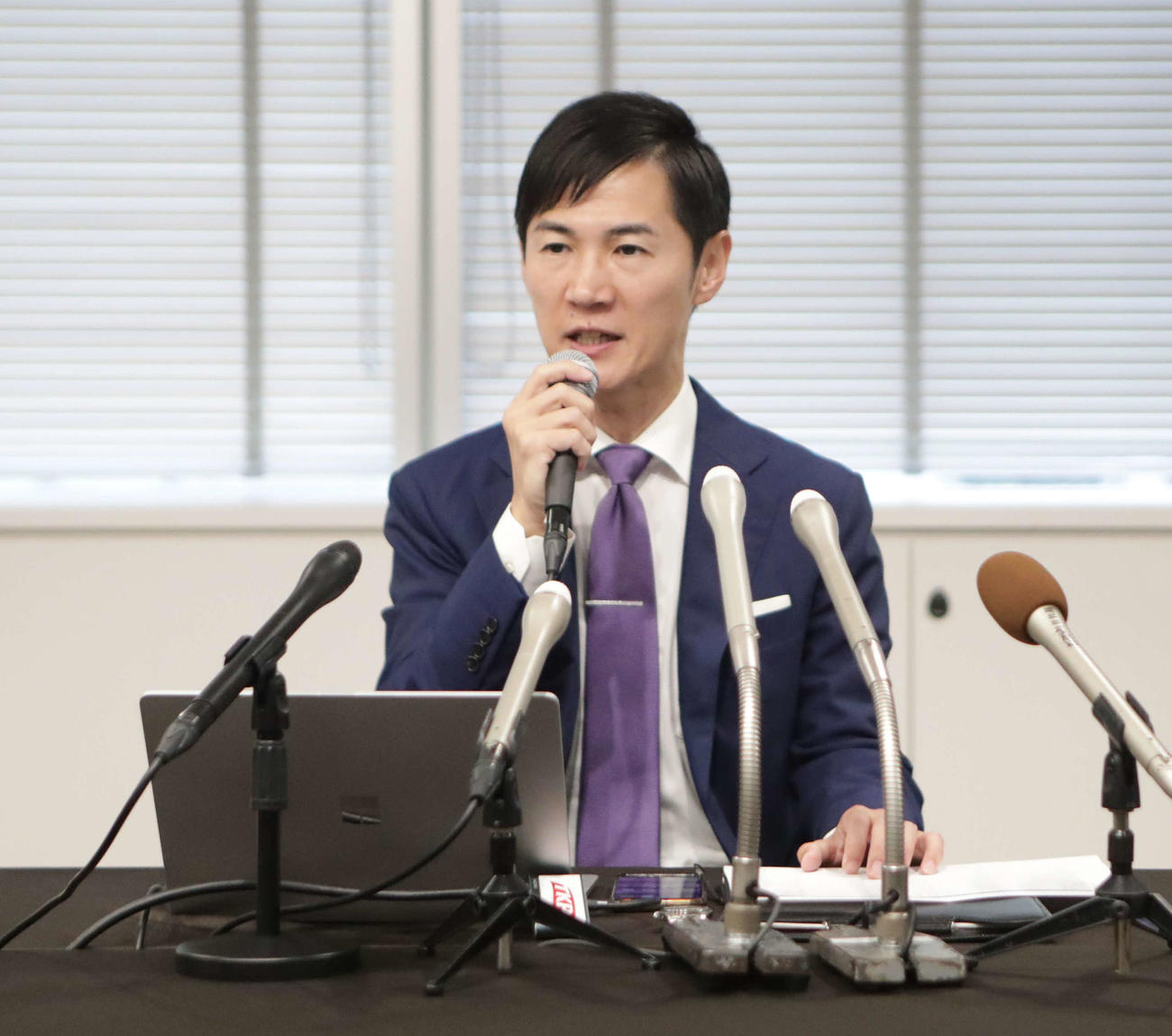 会見に出席する石丸伸二氏