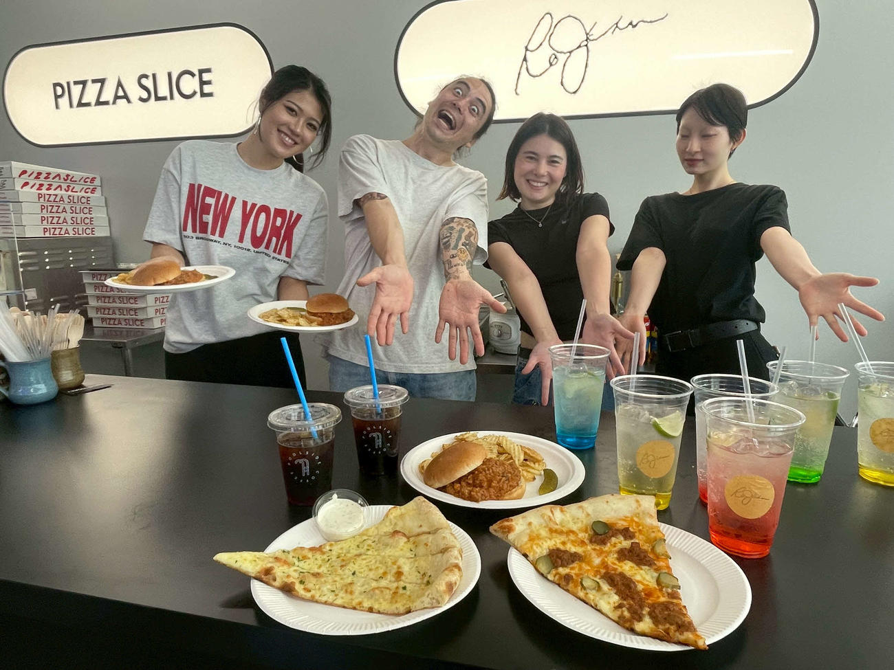 1階のカフェダイナーでこだわりのフードをアピールするスタッフ