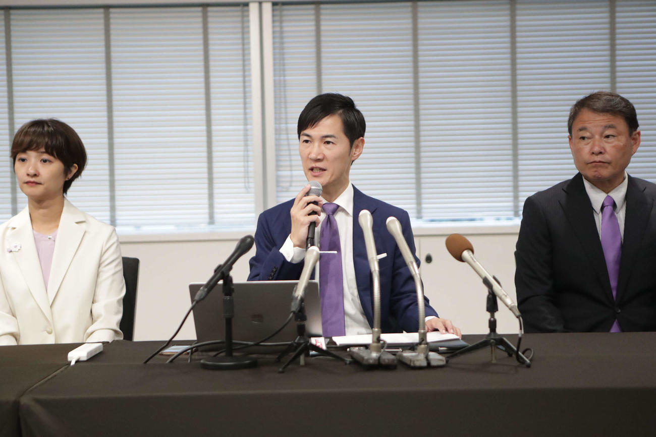 地域政党「再生の道」の会見に出席する、左から吉田綾氏、石丸伸二代表、宜保晴毅氏