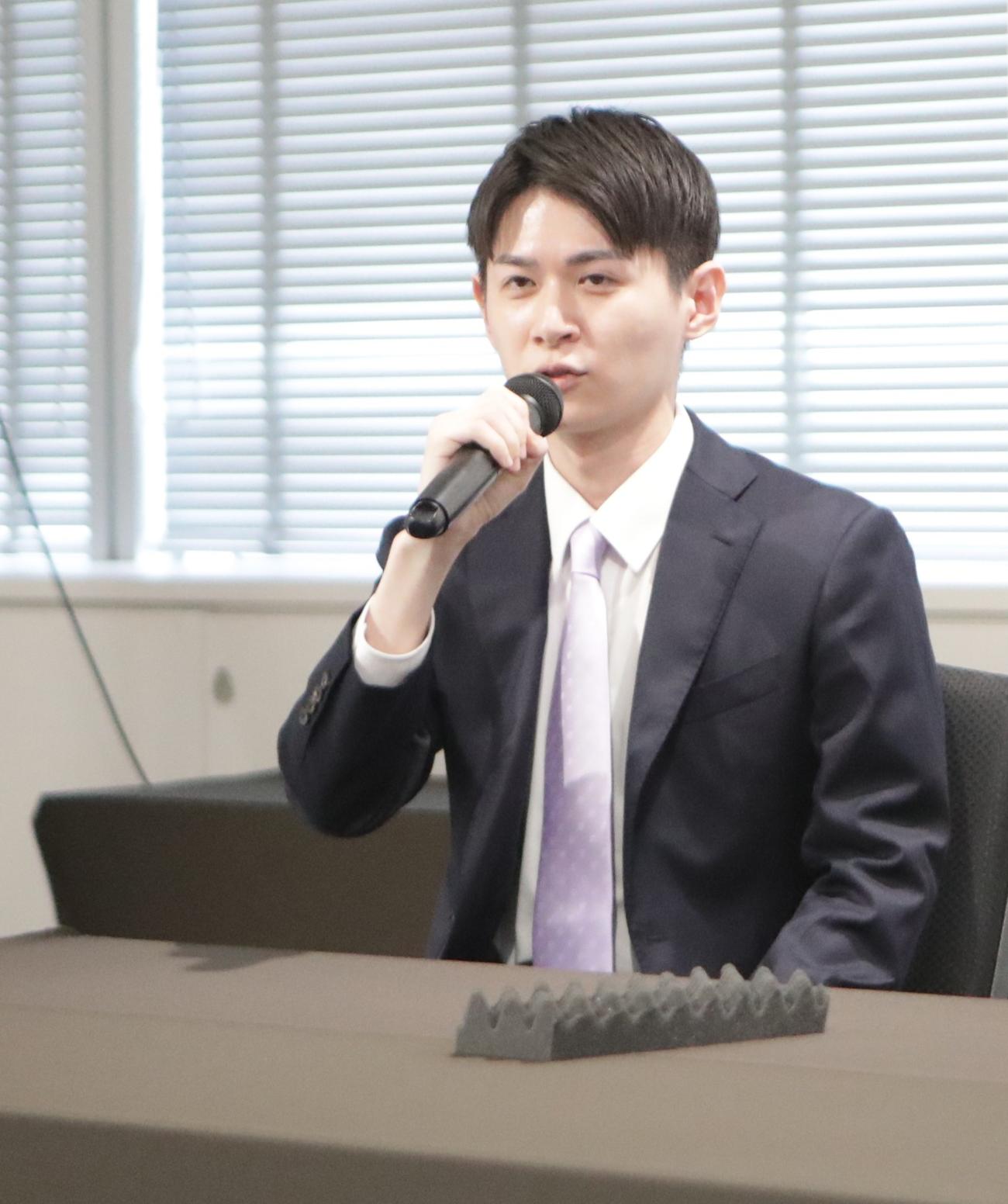 地域政党「再生の道」の会見に出席する浦野仁氏