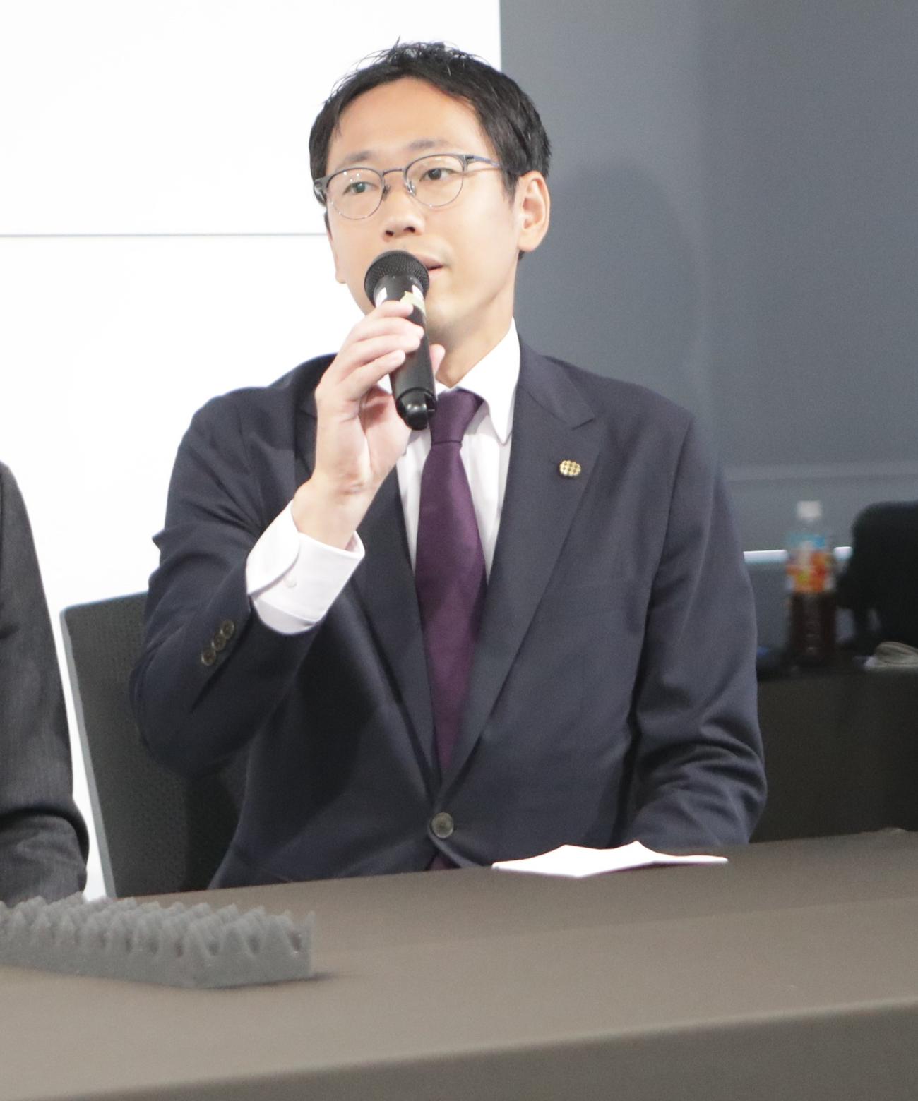地域政党「再生の道」の会見に出席する横山春紀氏