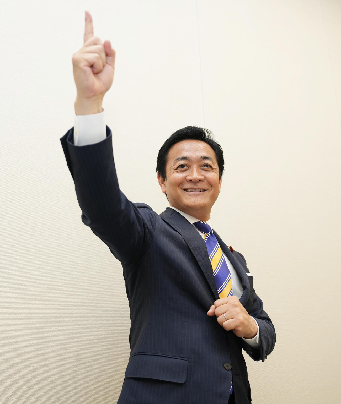 笑顔で「手取りを増やす」ポーズを決める国民民主党の玉木雄一郎代表（撮影・鈴木みどり）