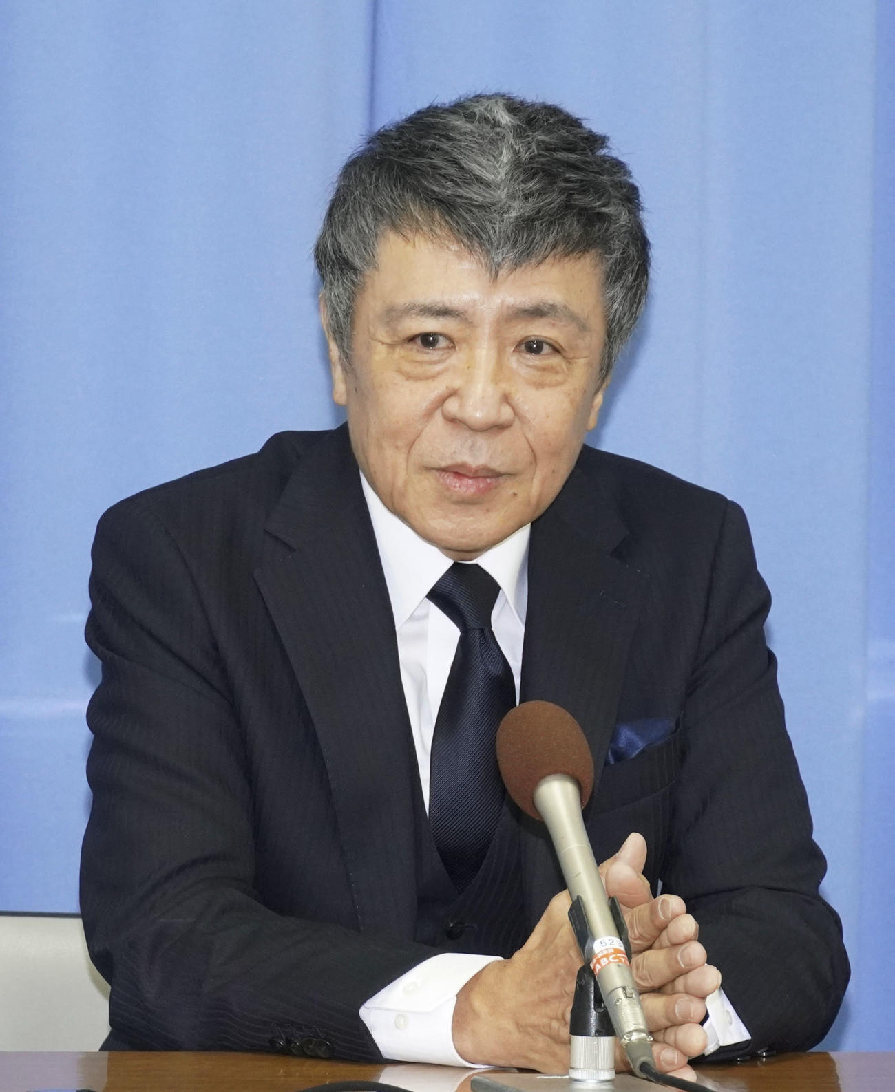 記者会見で参院選への出馬を表明する世良公則（共同）