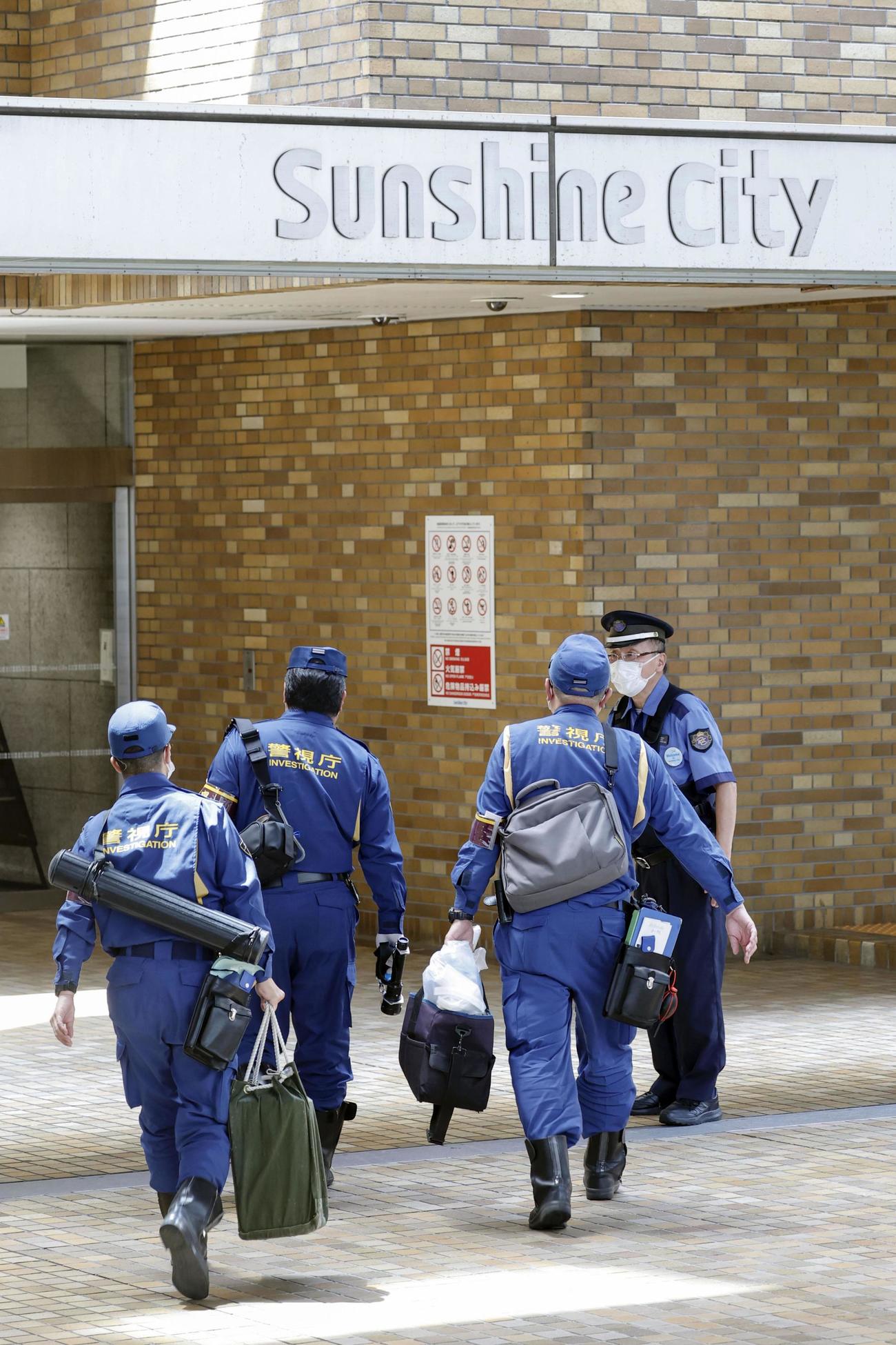 男性が刺される事件があった現場付近の捜査員（共同）