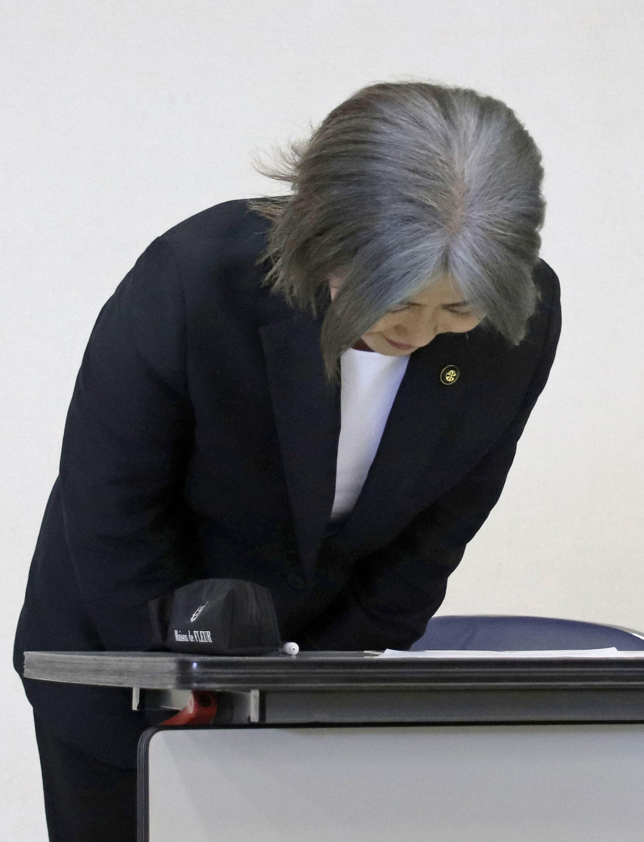 記者会見で頭を下げる静岡県伊東市の田久保真紀市長（共同）