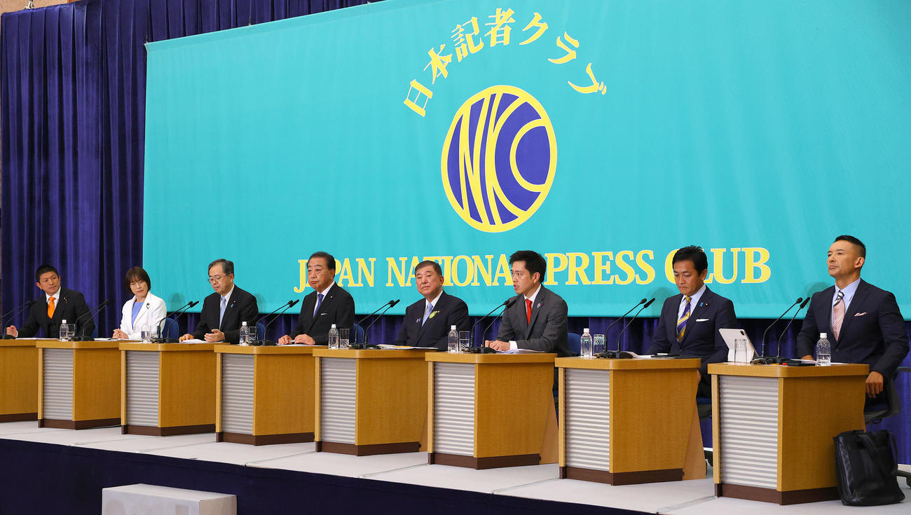党首討論会に臨む、左から参政党の神谷宗幣代表、日本共産党の田村智子委員長、公明党の斉藤鉄夫代表、立憲民主党の野田佳彦代表、自由民主党総裁の石破茂首相、日本維新の会の吉村洋文代表、国民民主党の玉木雄一郎代表、れいわ新選組の山本太郎代表（代表撮影）
