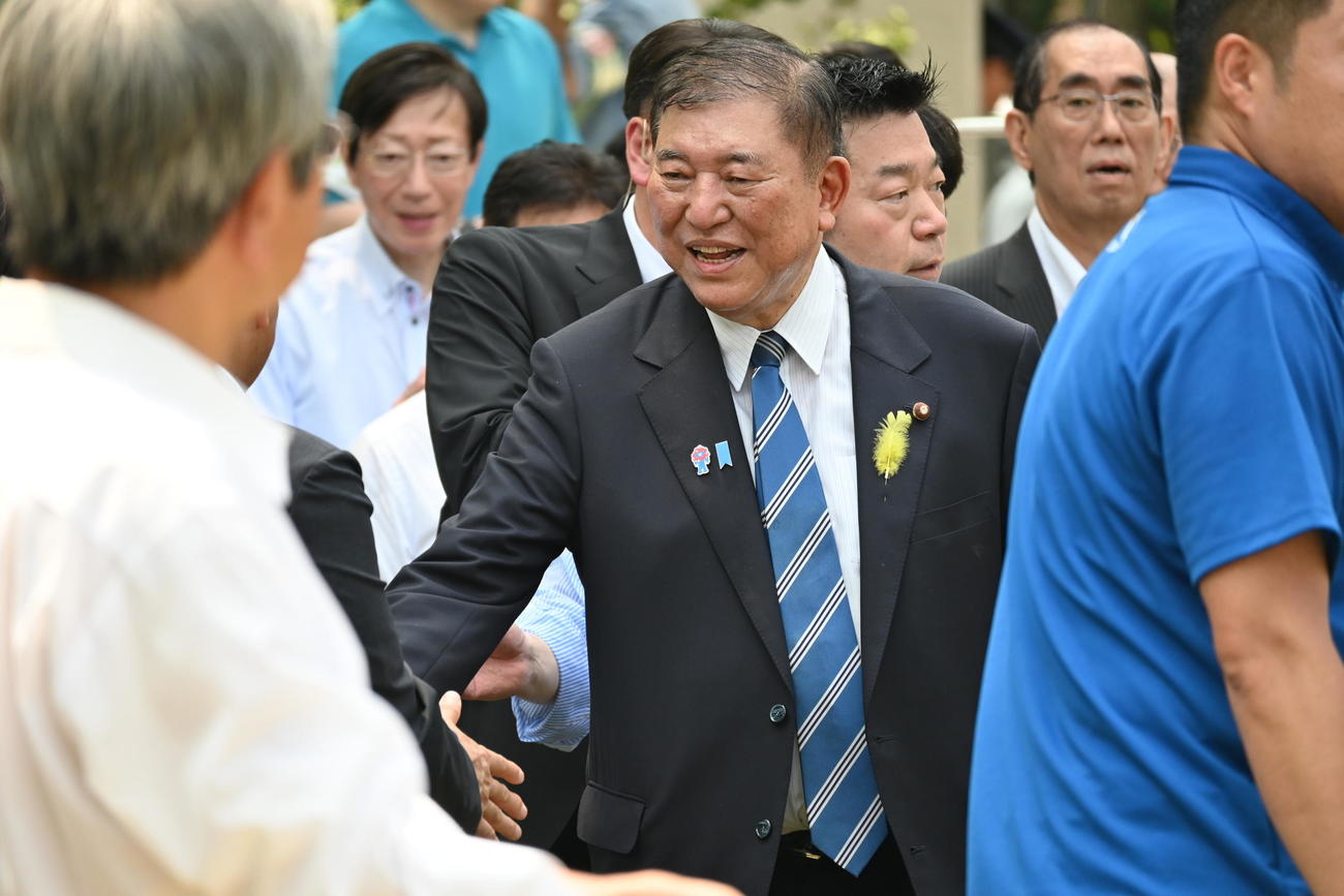 神戸市内で参院選の第一声を行い、支援者と握手する石破茂首相（撮影・松浦隆司）