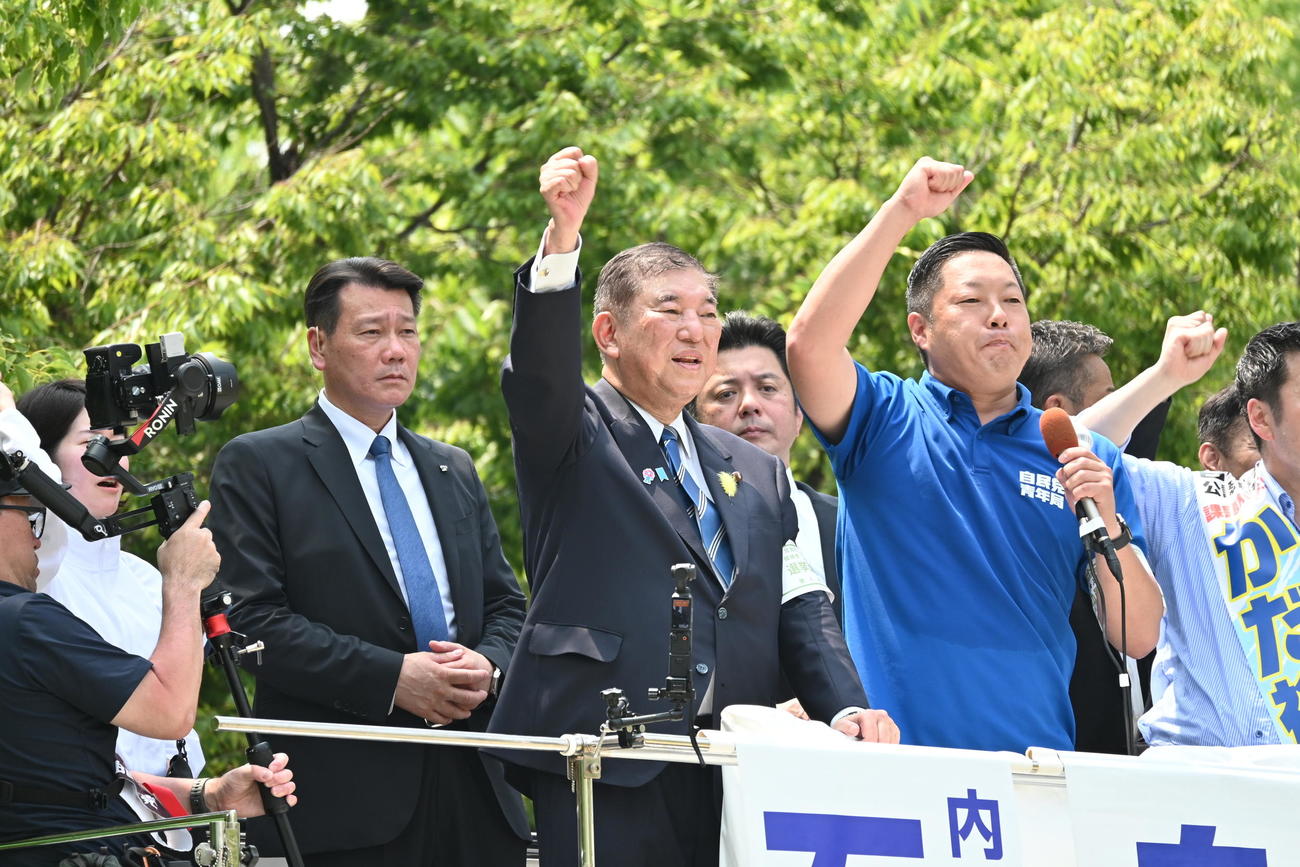 神戸市内で参院選の第一声を行った石破茂首相（中央）（撮影・松浦隆司）