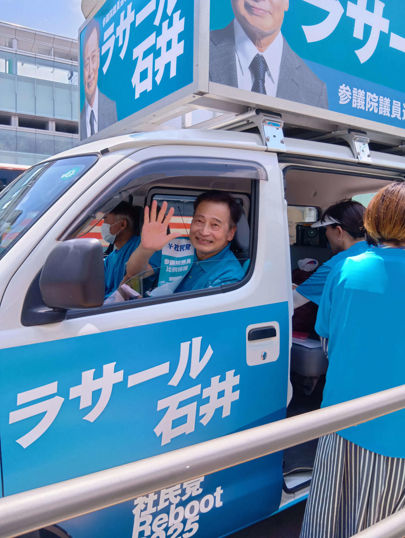 第一声を終え選挙カーに乗り込んだラサール石井氏（撮影・小林千穂）