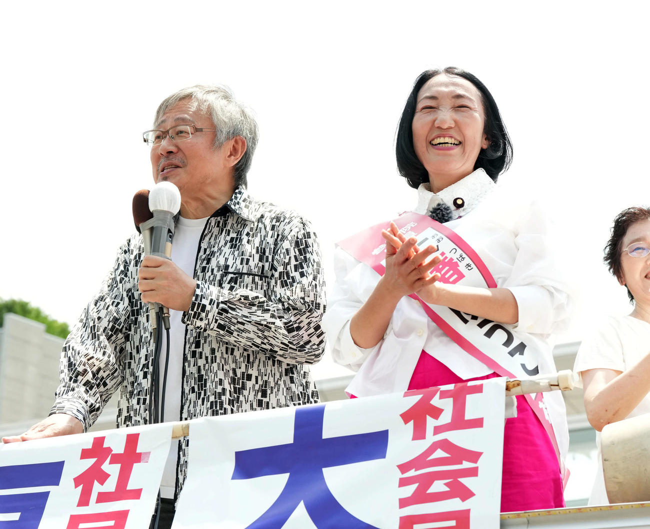 通りかかったと言うタレントの松尾貴史（左）が飛び入りで応援演説。右は社民党の大椿裕子副党首（撮影・たえ見朱実）