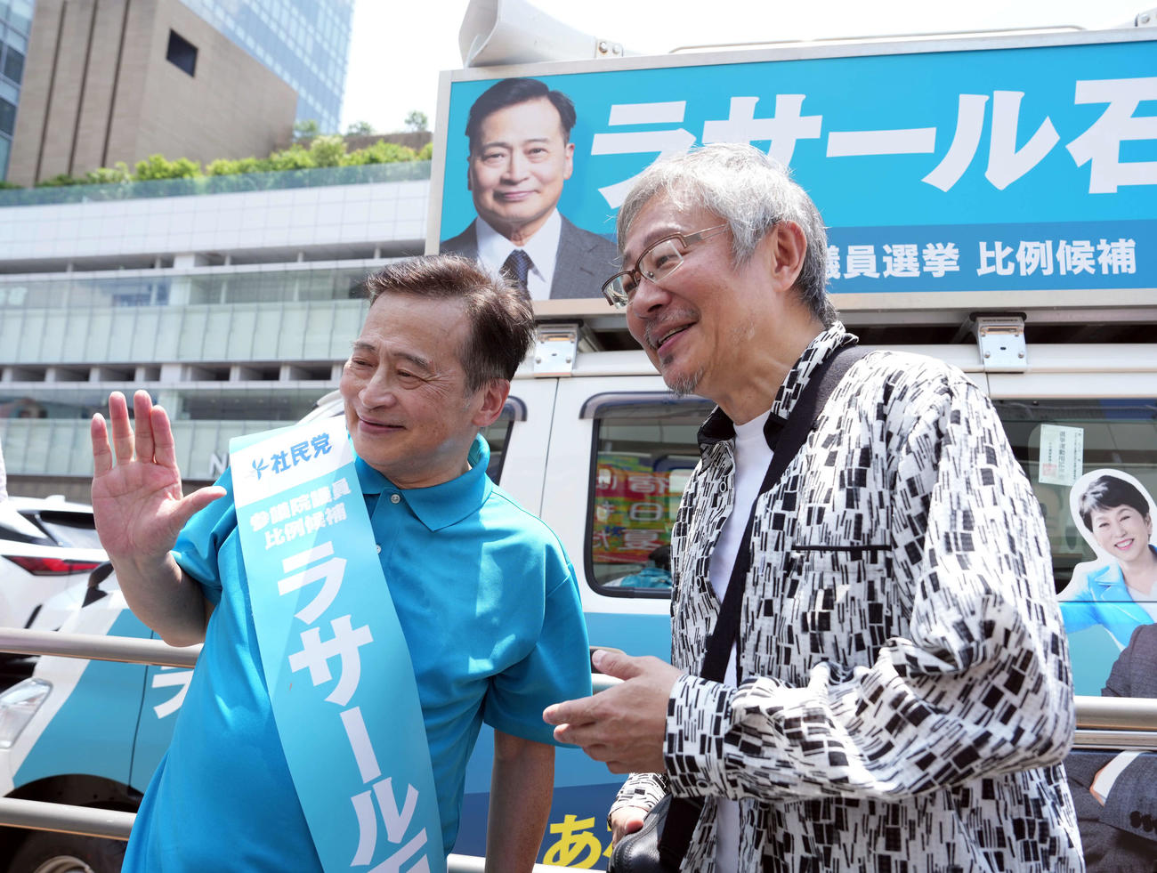 新宿で第一声を上げた社民党のラサール石井氏（左）は、タレントの松尾貴史と記念撮影に収まる（撮影・たえ見朱実）
