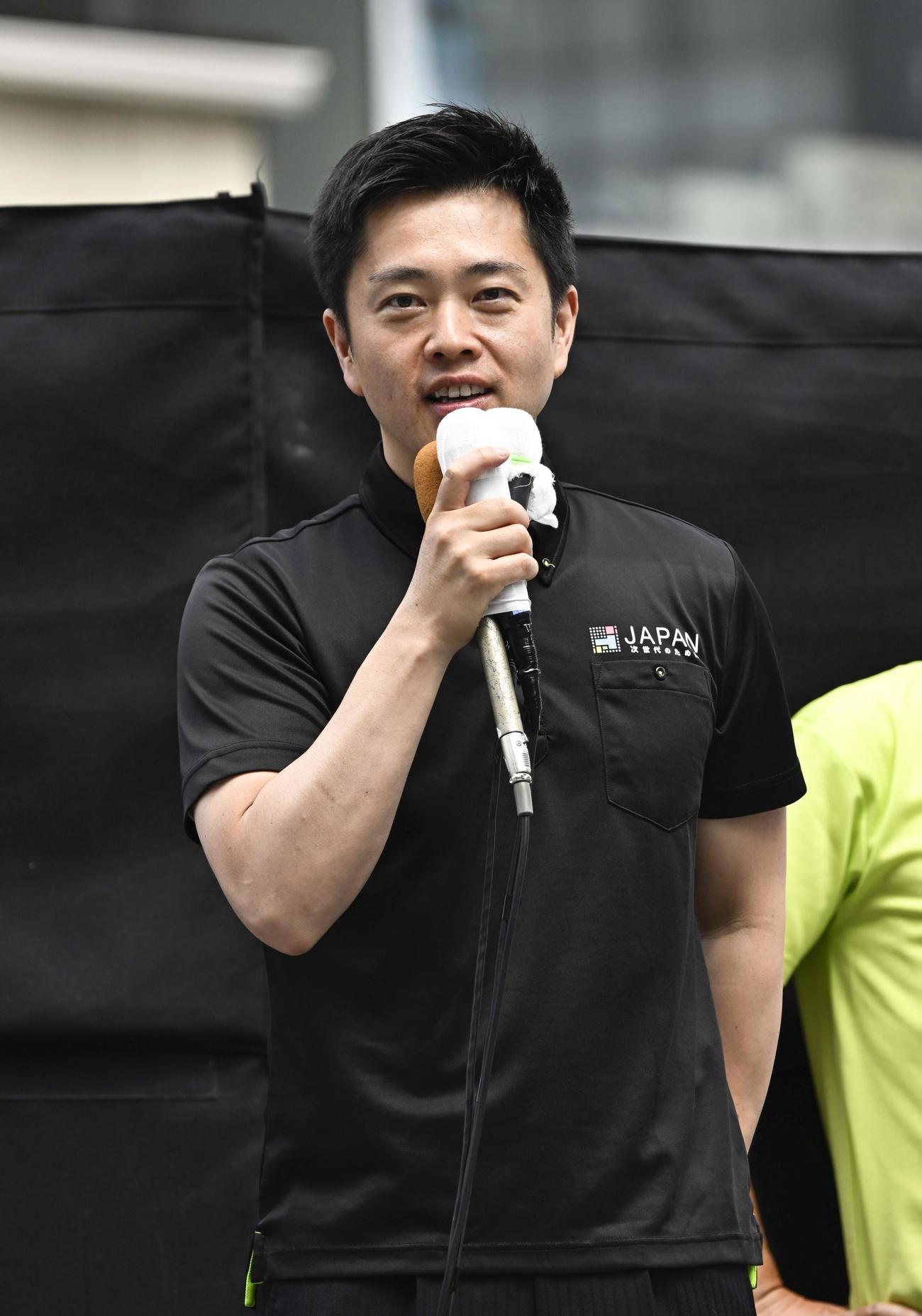 参院選が公示され、第一声を上げる日本維新の会の吉村代表＝3日午前、大阪市（共同）