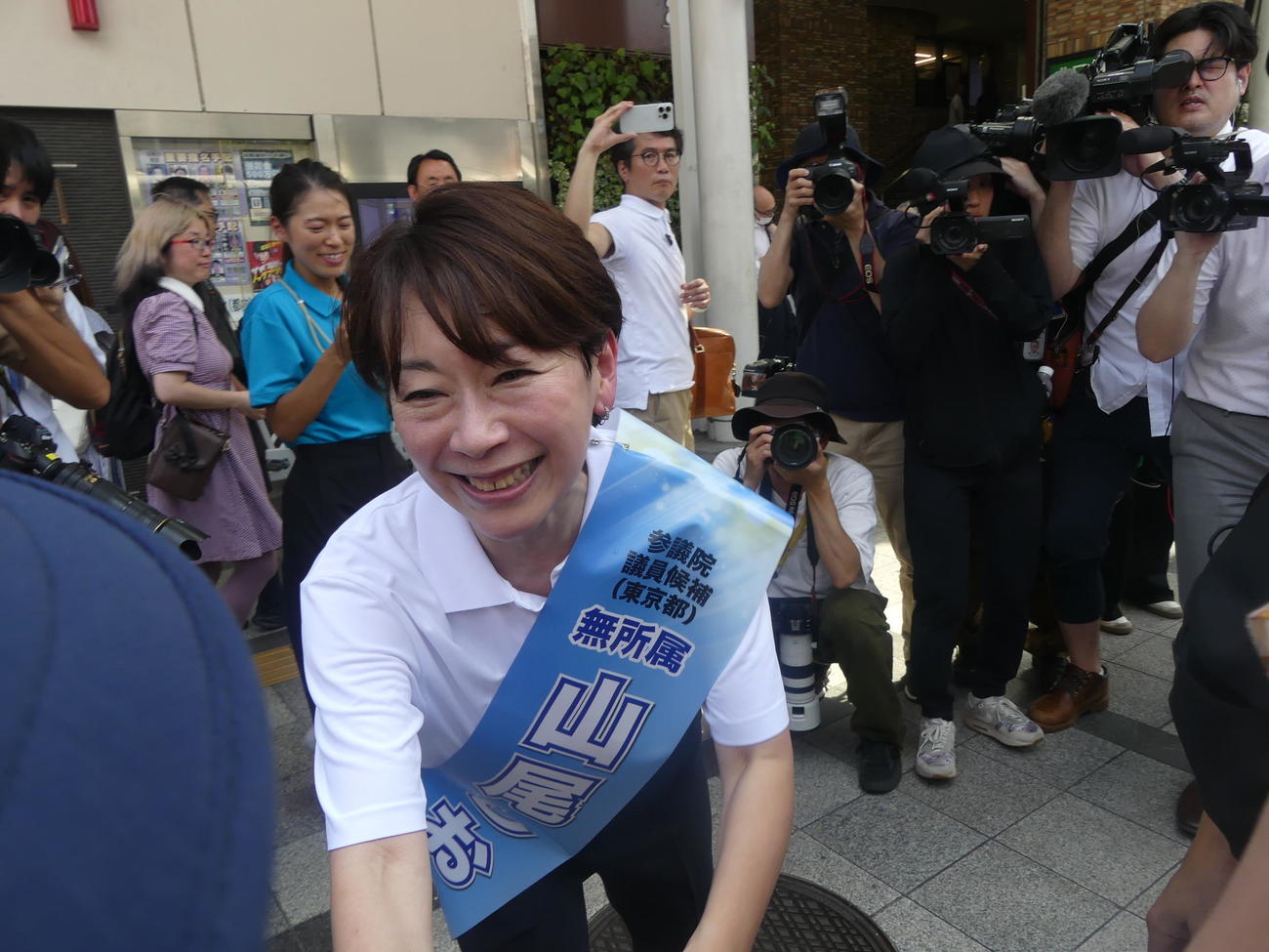 参院選東京選挙区に無所属で立候補し、街頭で支持を訴える山尾志桜里元衆院議員（撮影・中山知子）