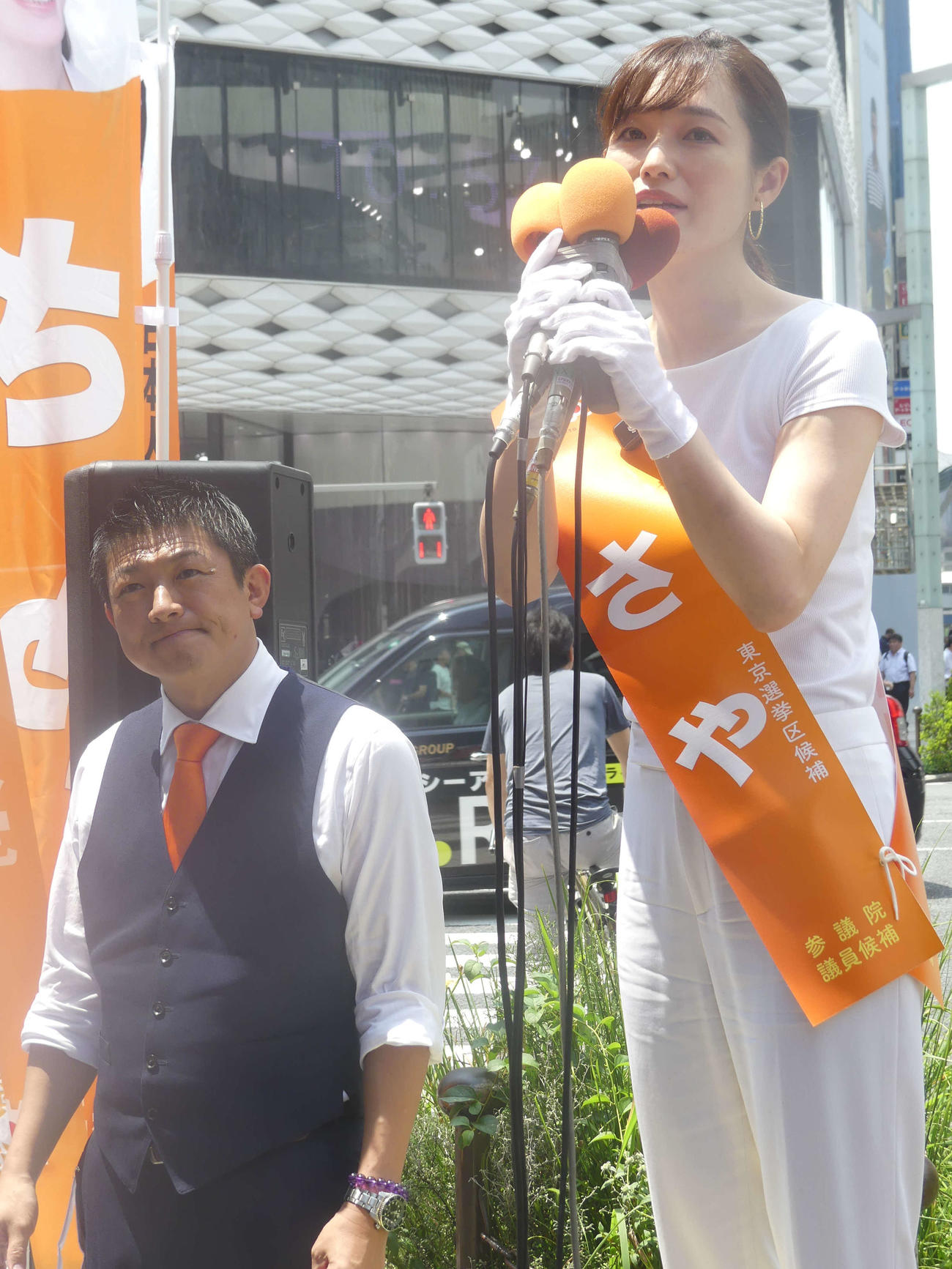 参院選東京選挙区に立候補し、支持を訴える参政党のさや氏。左は神谷宗幣代表（撮影・中山知子）