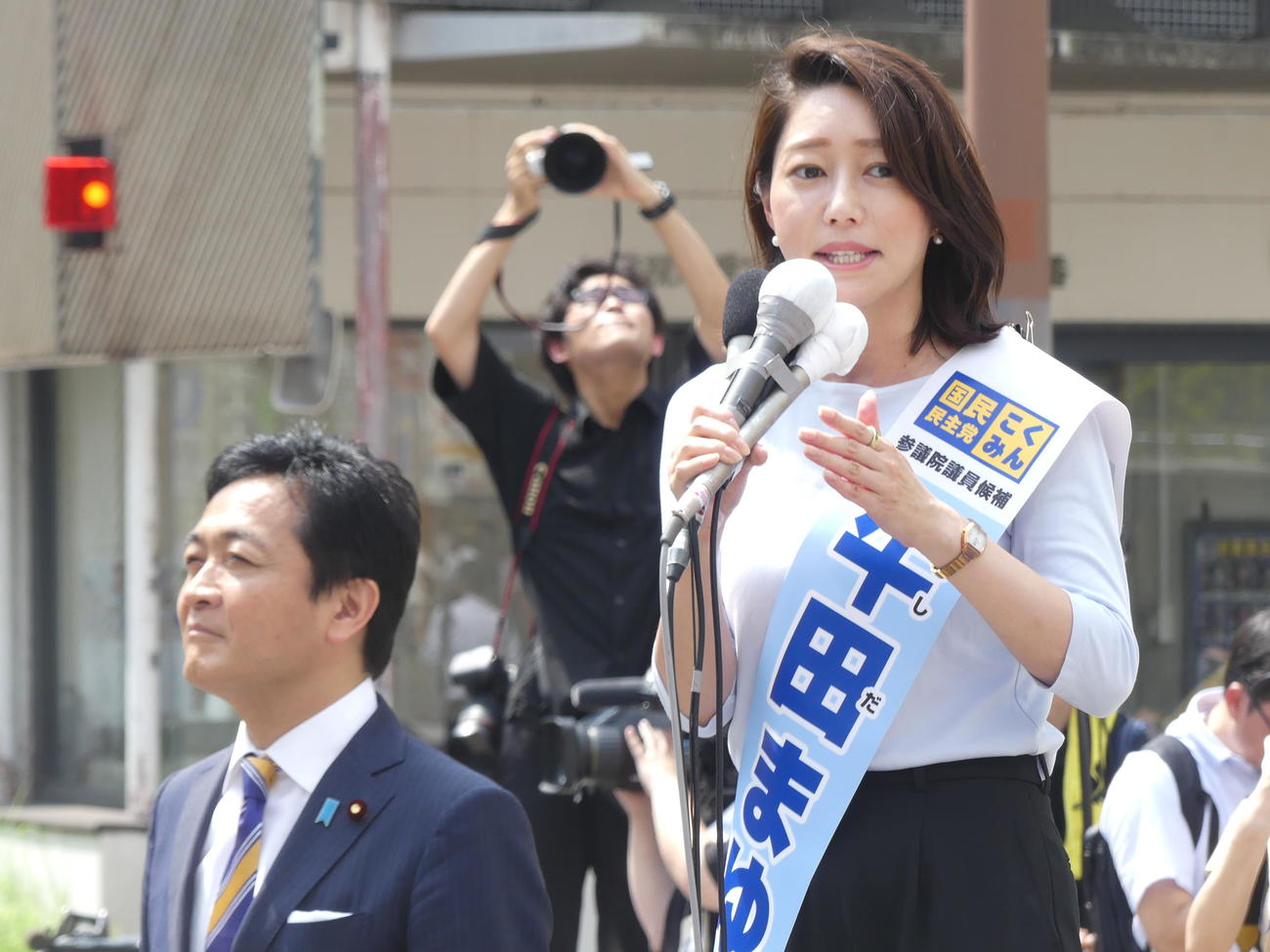 参院選東京選挙区に立候補し、国民民主党の玉木雄一郎代表（左）の横で支持を訴える牛田茉友氏（撮影・中山知子）