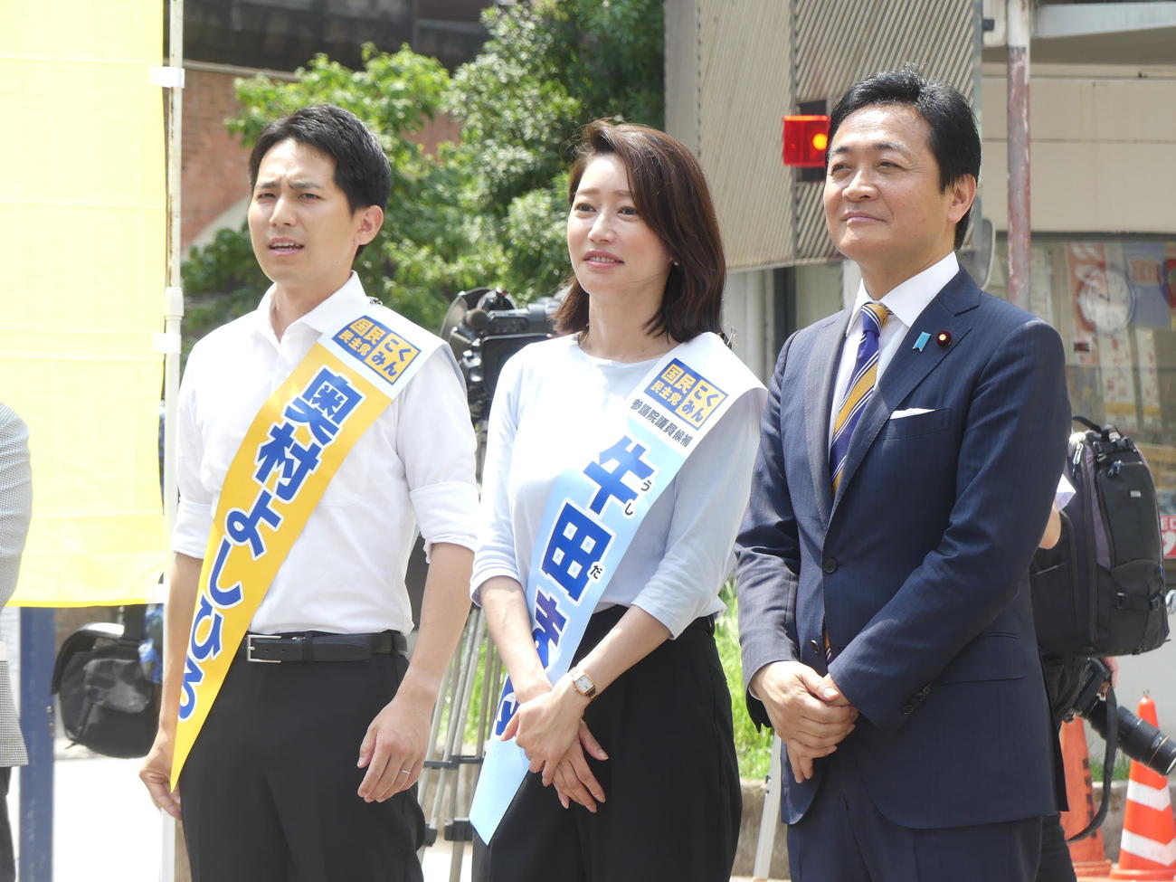 国民民主党の参院選東京選挙区の第一声で並ぶ、左から候補者の奥村祥大氏、牛田茉友氏、玉木雄一郎代表（撮影・中山知子）