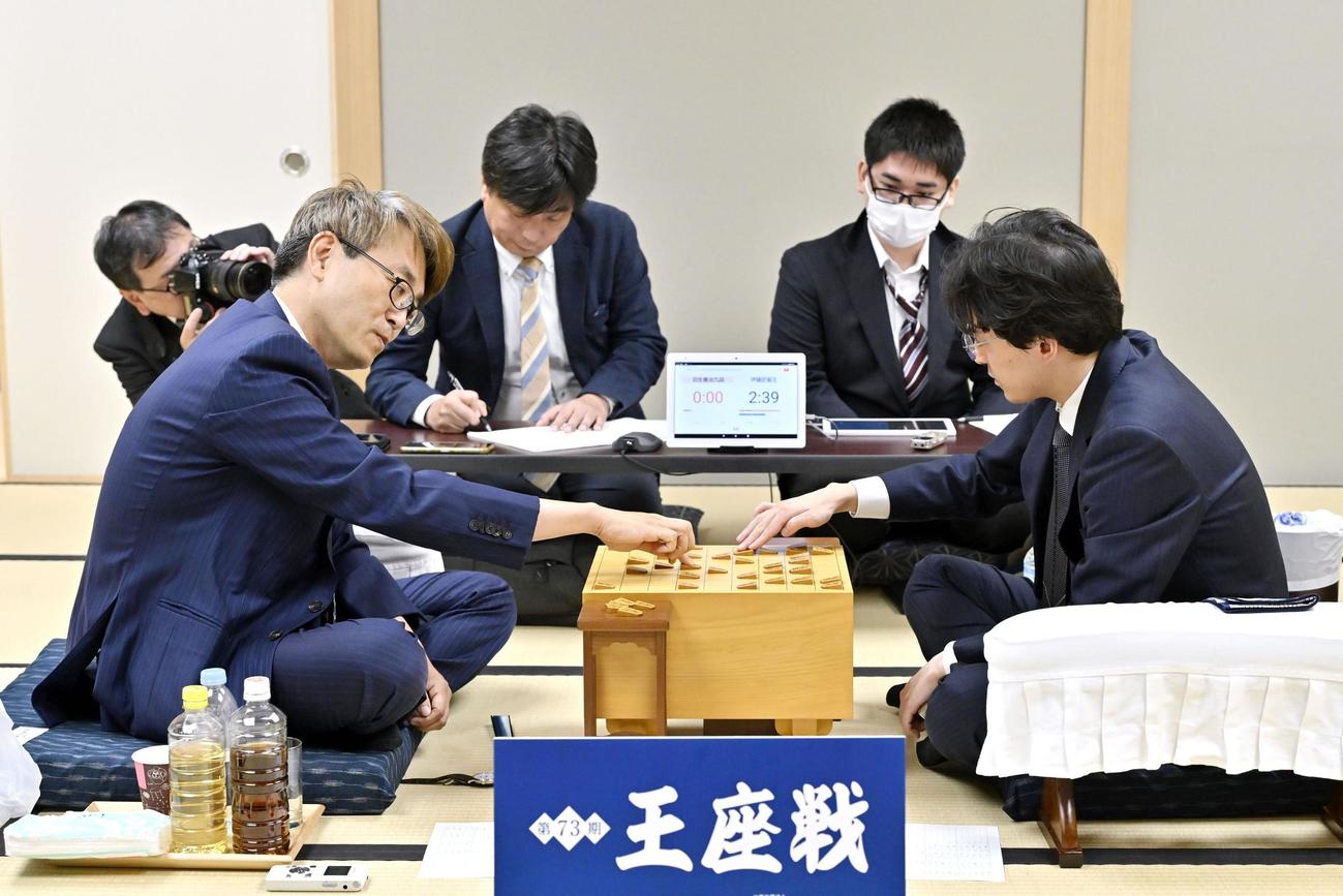 将棋の第73期王座戦挑戦者決定戦の対局を振り返る、勝利した伊藤匠叡王（右）と敗れた羽生善治九段（共同）