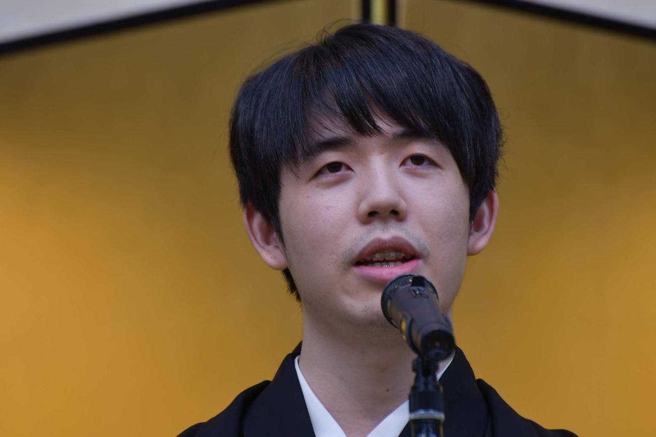 王将就位式で謝辞を述べる藤井聡太王将