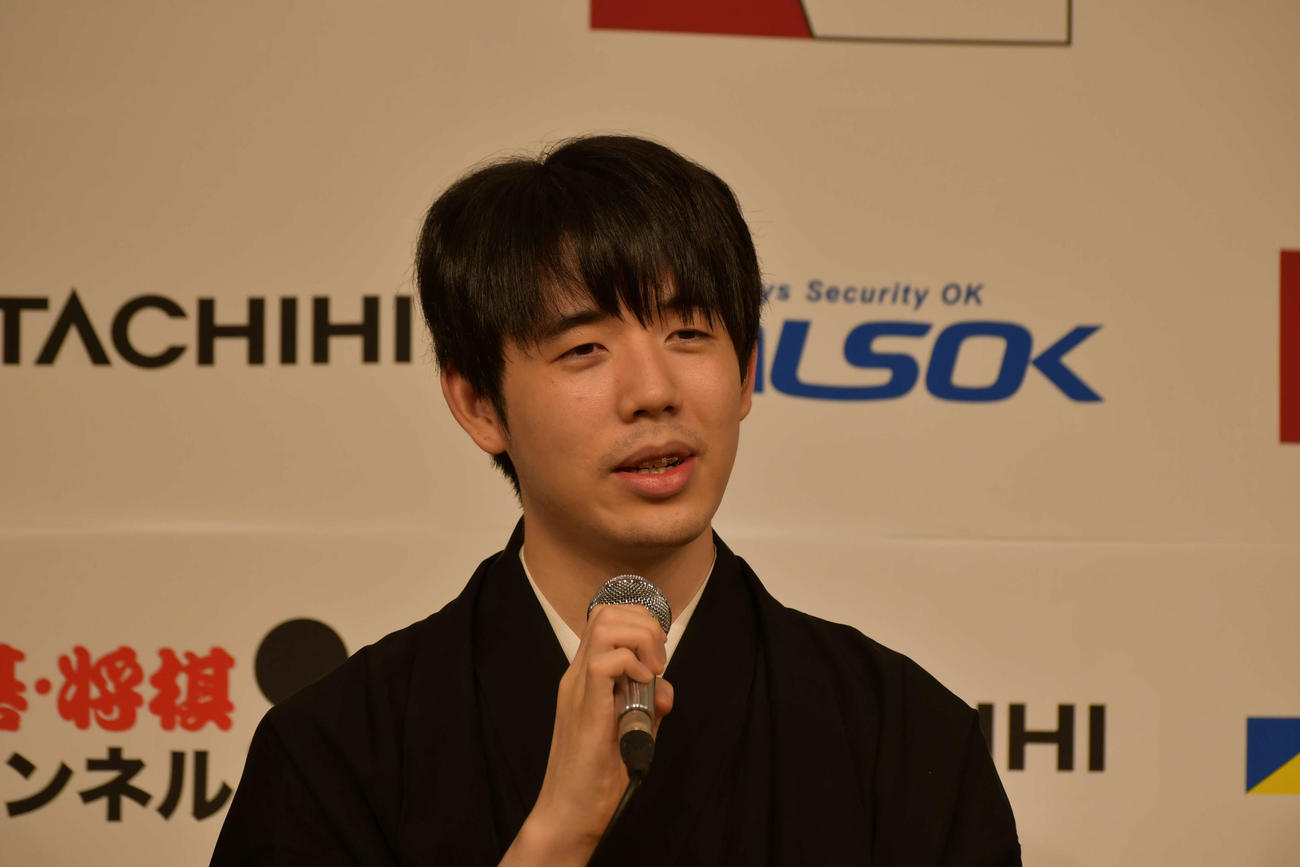 就位式後の会見で王座戦挑戦者に決まった伊藤匠叡王2ついて語る藤井聡太王将