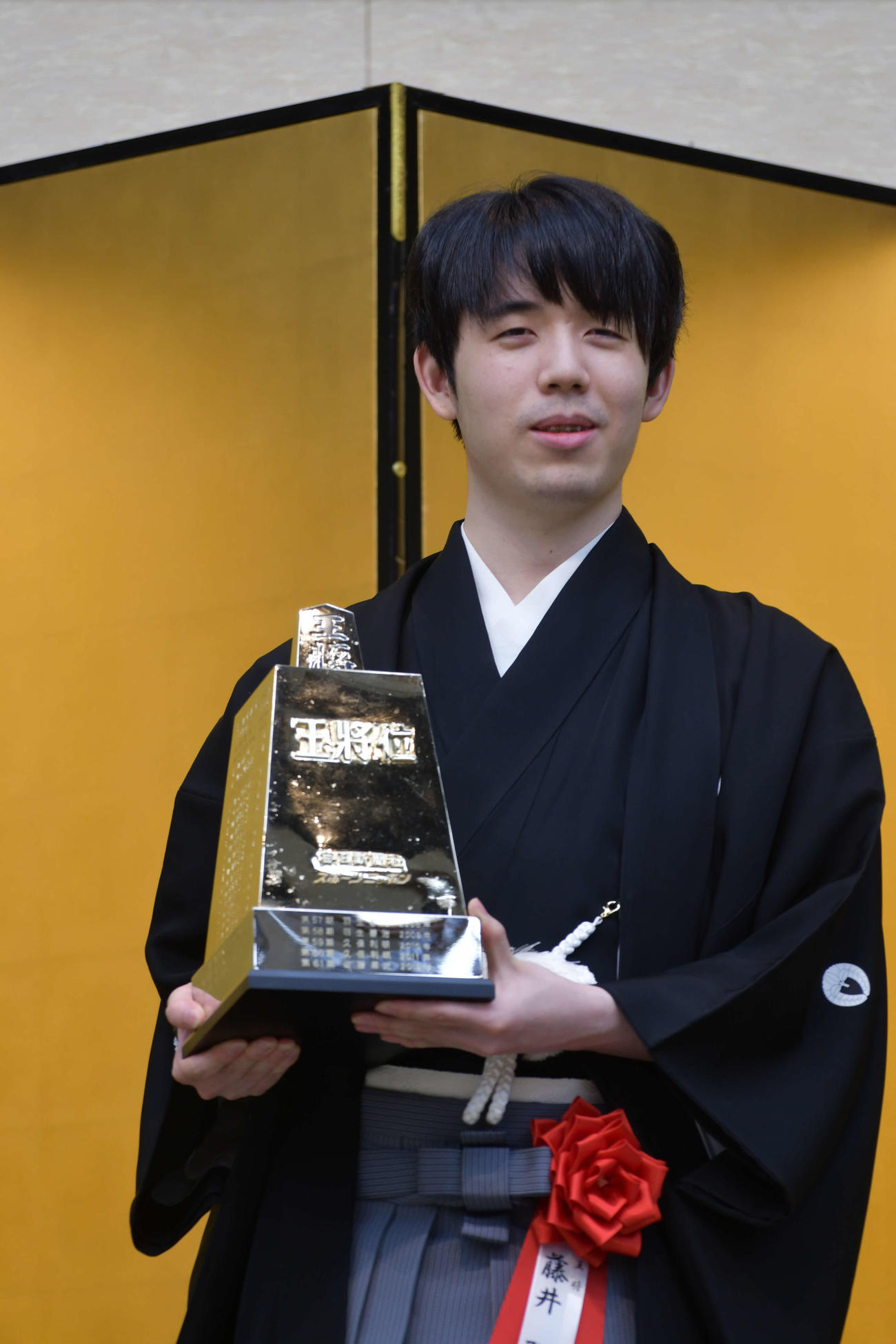 王将就位式で王将盾を手にする藤井聡太王将