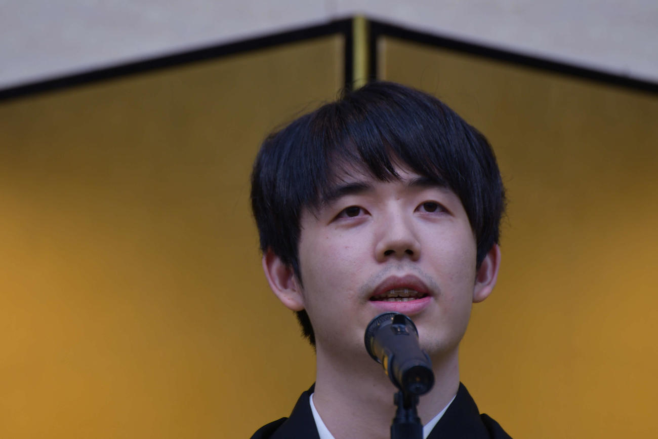王将就位式で謝辞を述べる藤井聡太王将