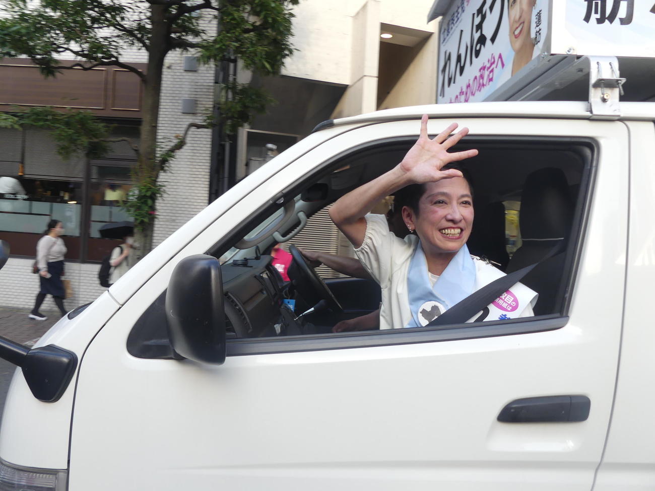 参院選公示後の第一声を終え、選挙カーの助手席に乗り会場を後にする立憲民主党の蓮舫氏（撮影・中山知子）