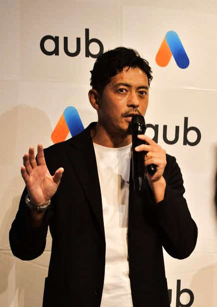 新ブランドの説明をする鈴木啓太氏